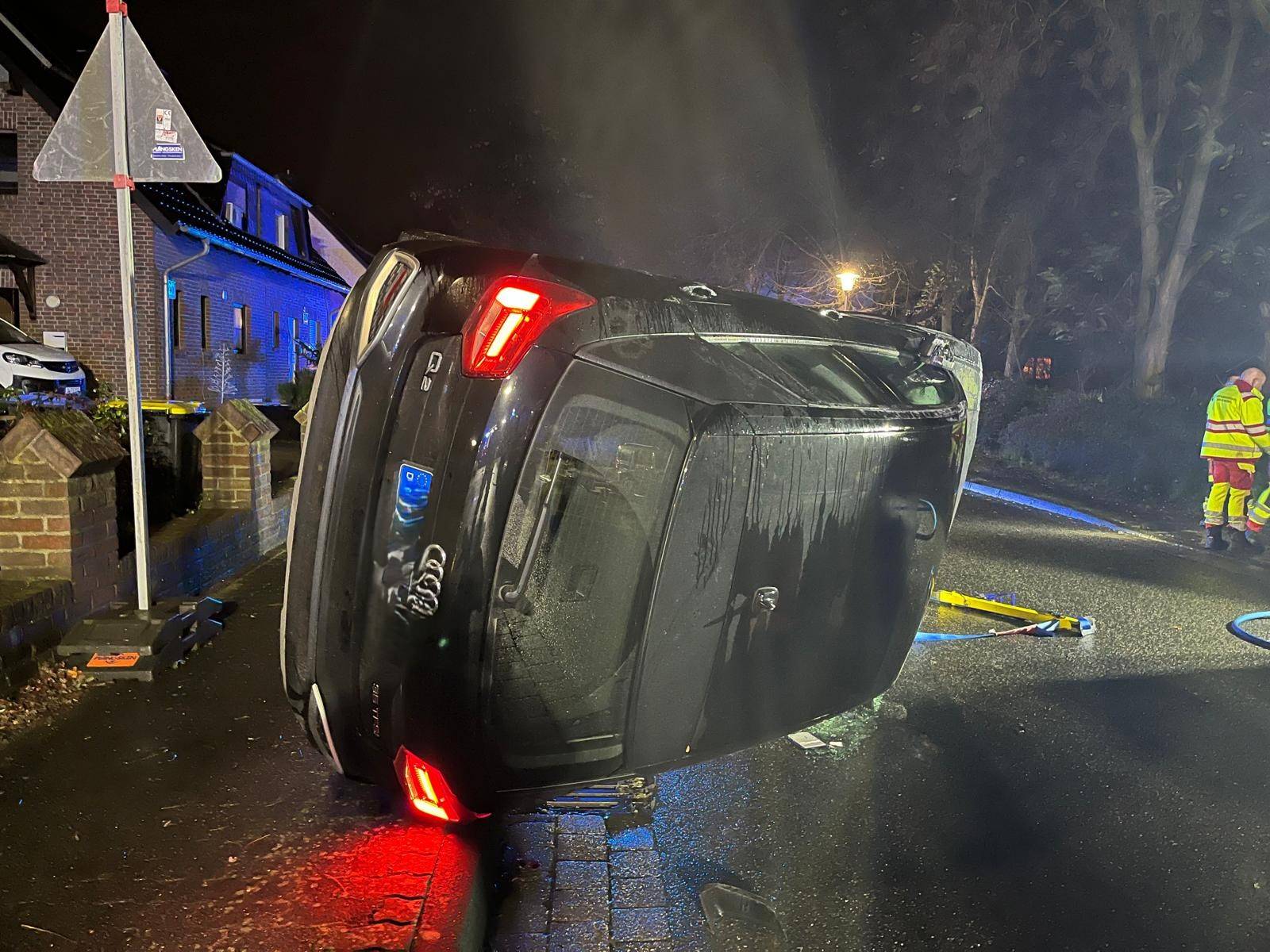 Auto überschlägt sich nach Unfall