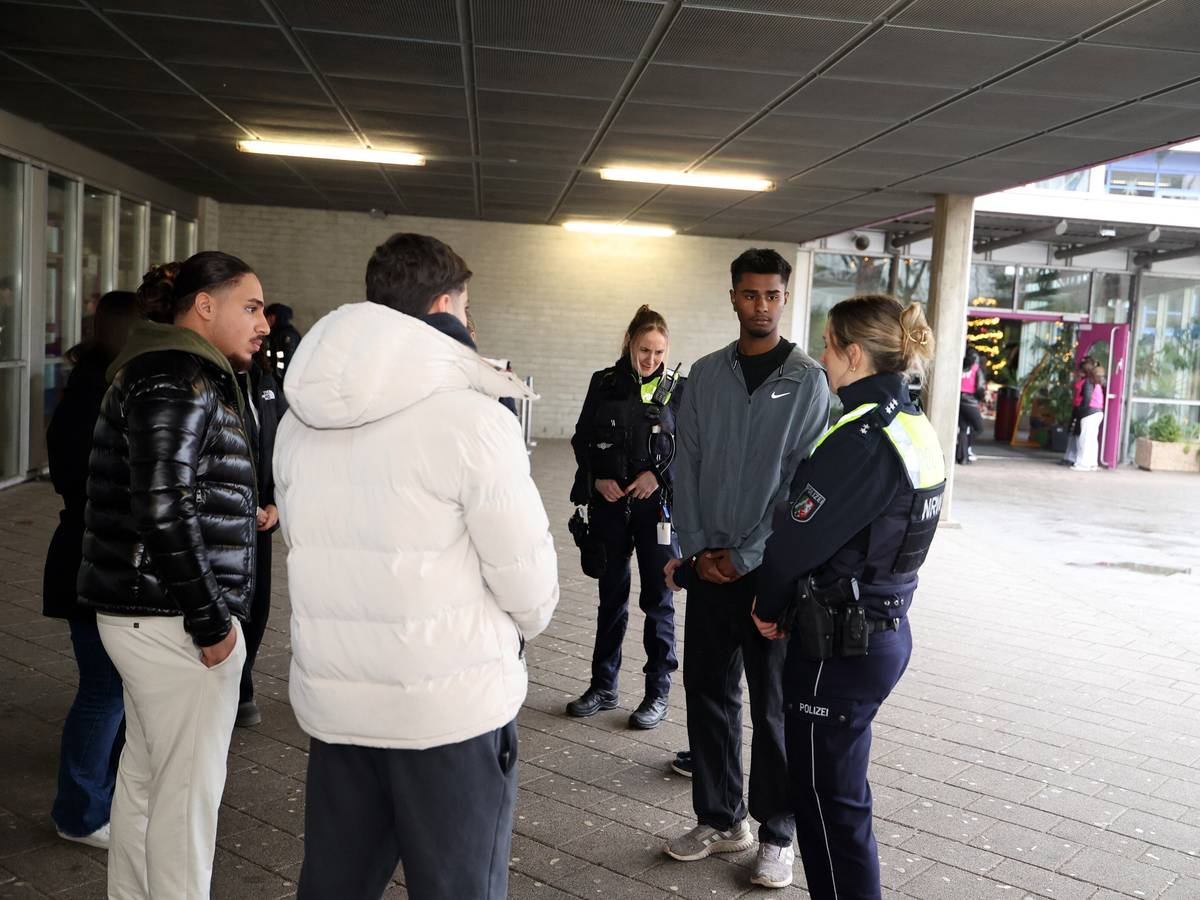 Polizei und Schüler im Dialog