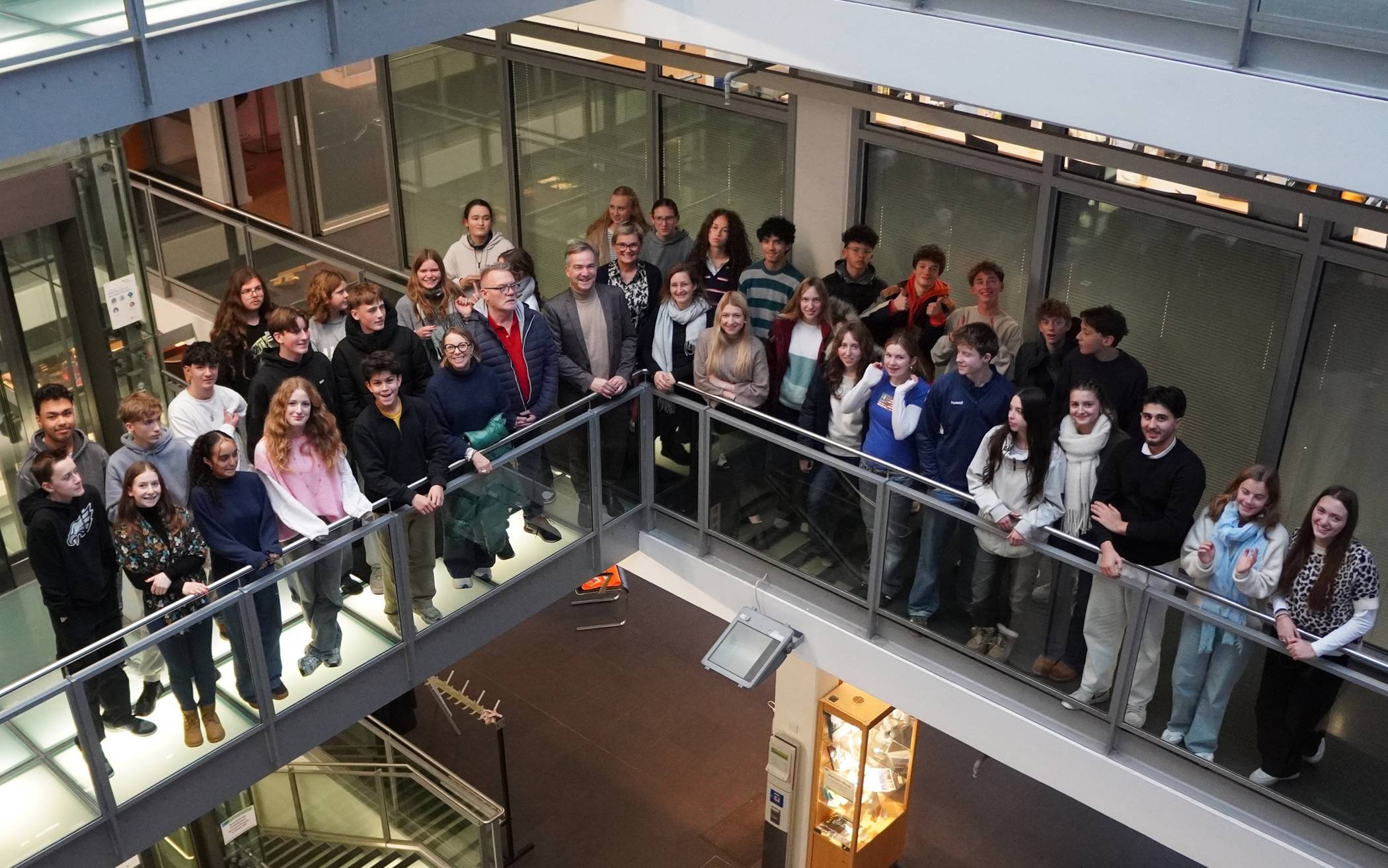  Bürgermeister Christoph Hopp umgeben von Lehrkräften beider Schulen und der deutsch-französischen Schülergruppe. 