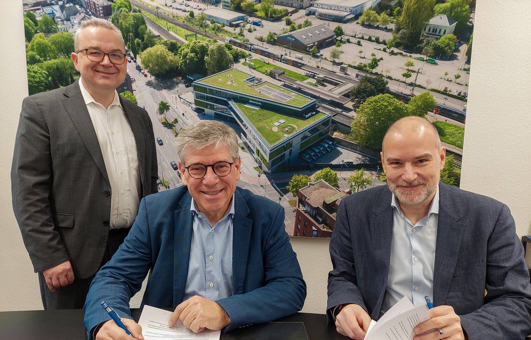 Das Foto zeigt Sascha Kremer (Gründer KREMER LEGAL) bei der Vertragsunterzeichnung mit Dr. Ulrich Schückhaus, Vorsitzender der Geschäftsführung von EWMG und WFMG, sowie Rafael Lendzion, Teamleiter Unternehmensservice der WGMG (v. r.).