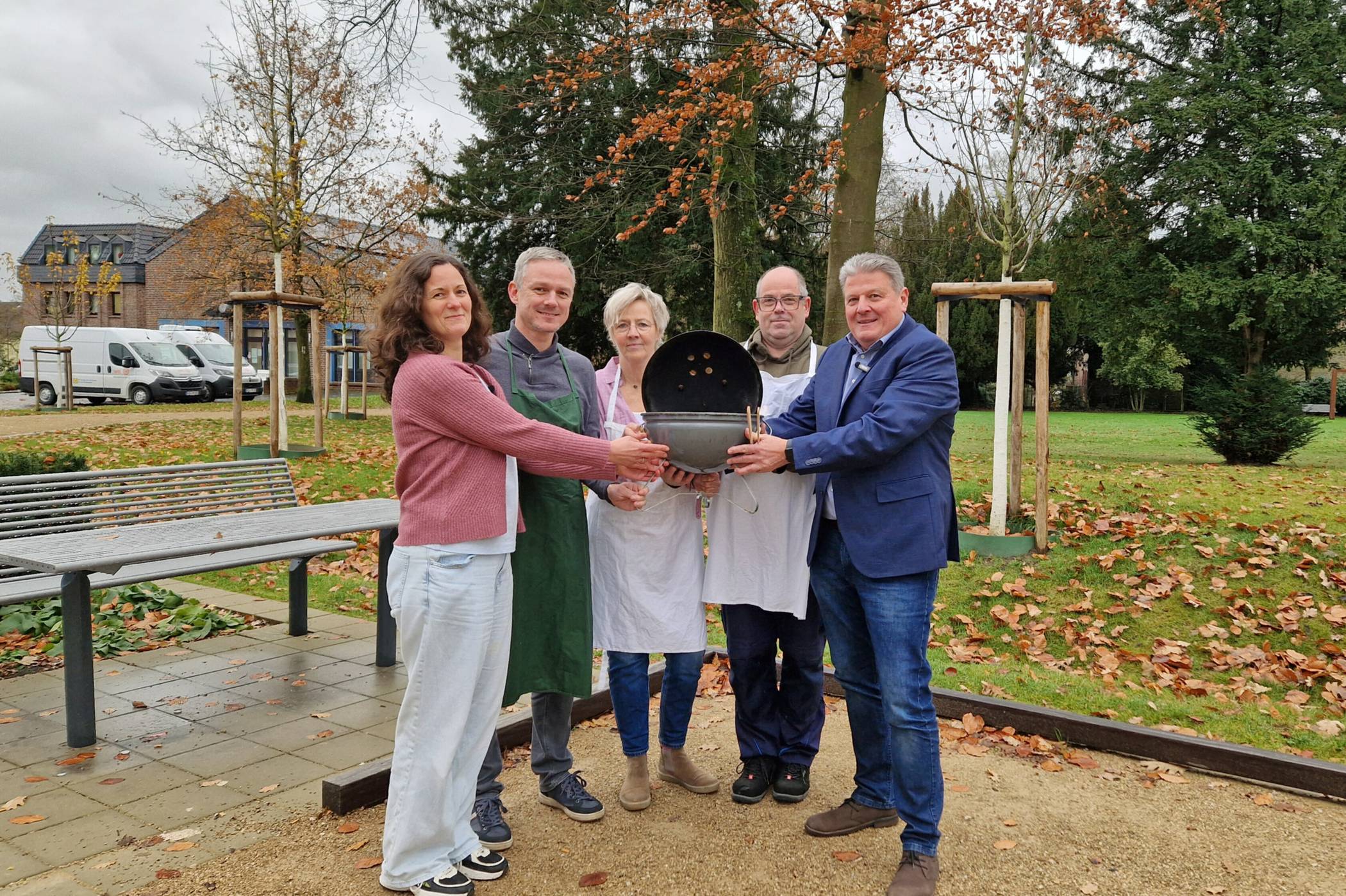 Stehen am 14. Dezember am Grill: Svenja Sonnemans, Frank Grusen, Michaela Stankewitz, Christoph van Dyck und Bürgermeister Thomas Ricker (v.l.) 