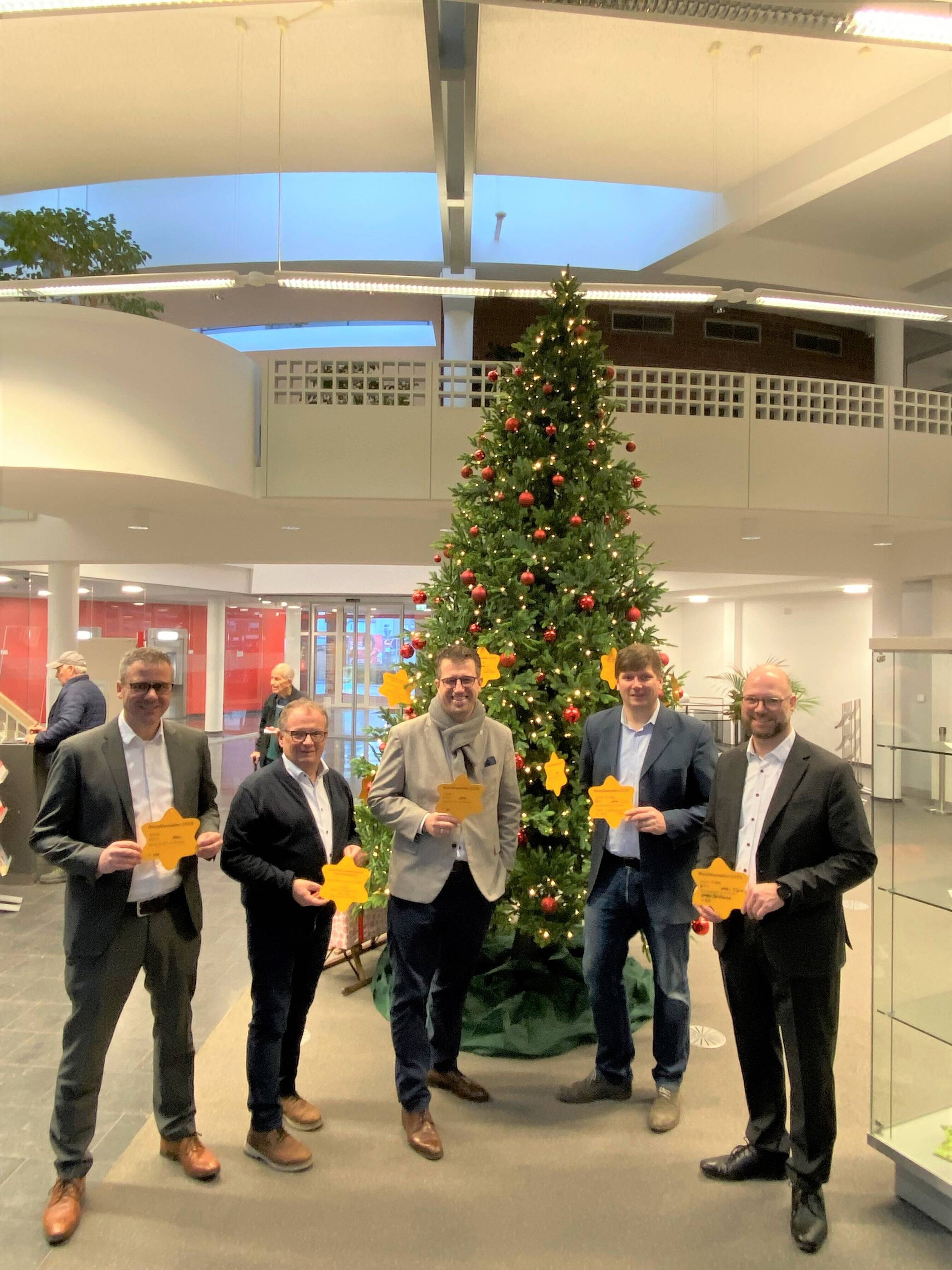 Torsten Trienekens (Leiter Sparkasse Kaldenkirchen), Ralf Schröder (Flüchtlingshilfe Nettetal), Bürgermeister Christian Küsters, Holger Brouwers (Leiter Sparkasse Lobberich), Dominik Hoffmann (Geschäftsbereichsleiter Kinder, Jugend und Familie).  