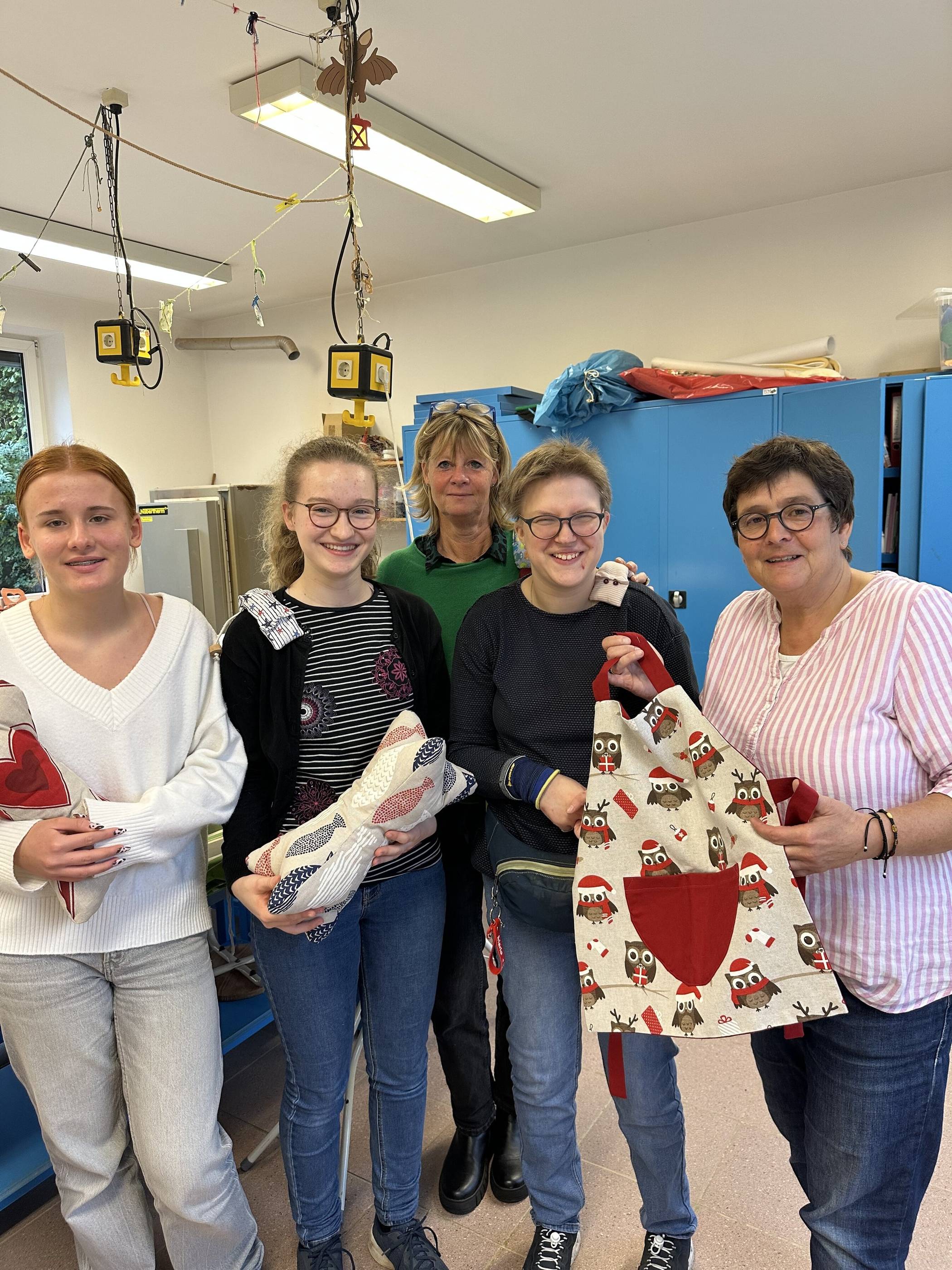  Ilona, Sophie, Kerstin, Marina und Angelika (v.l.) wollen den Erlös aus dem Verkauf ihrer selbstgenähten Sachen spenden.   