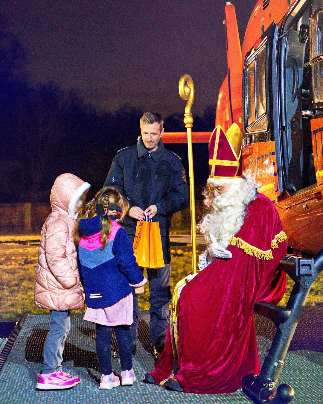 Am Niederrhein-Standort der deutschen Luftrettung übergibt er Geschenke an rund 90 Kinder.