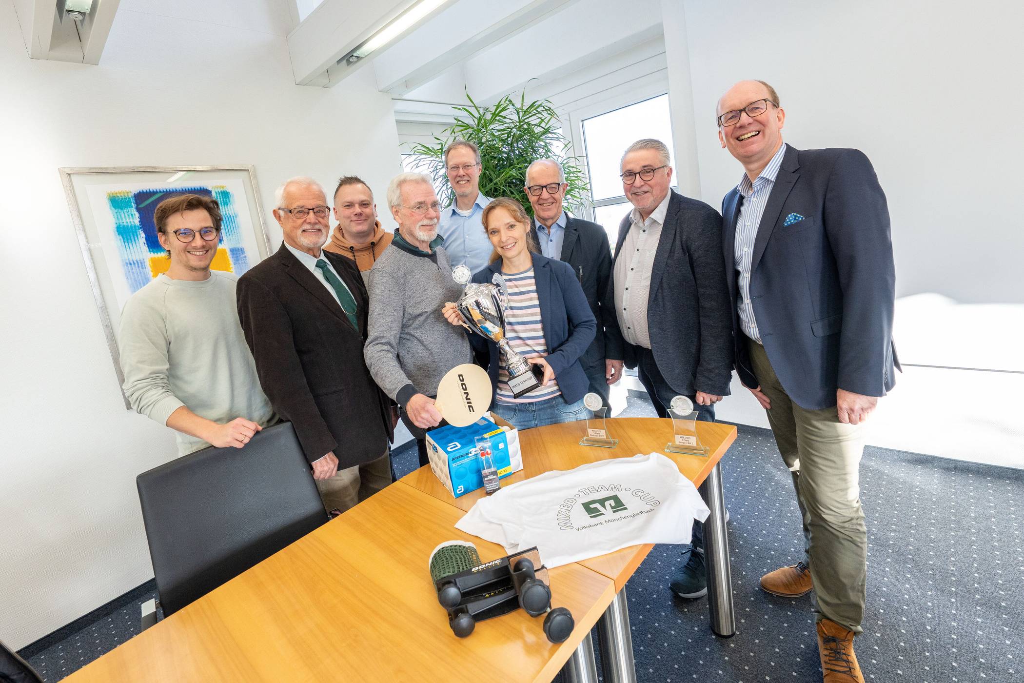  Volksbank-Vorstand Franz D. Meurers (r.) begrüßte die Verantwortlichen des Mixed-Team-Cups zur Auftaktveranstaltung im Haus der Volksbank in Neuwerk.   