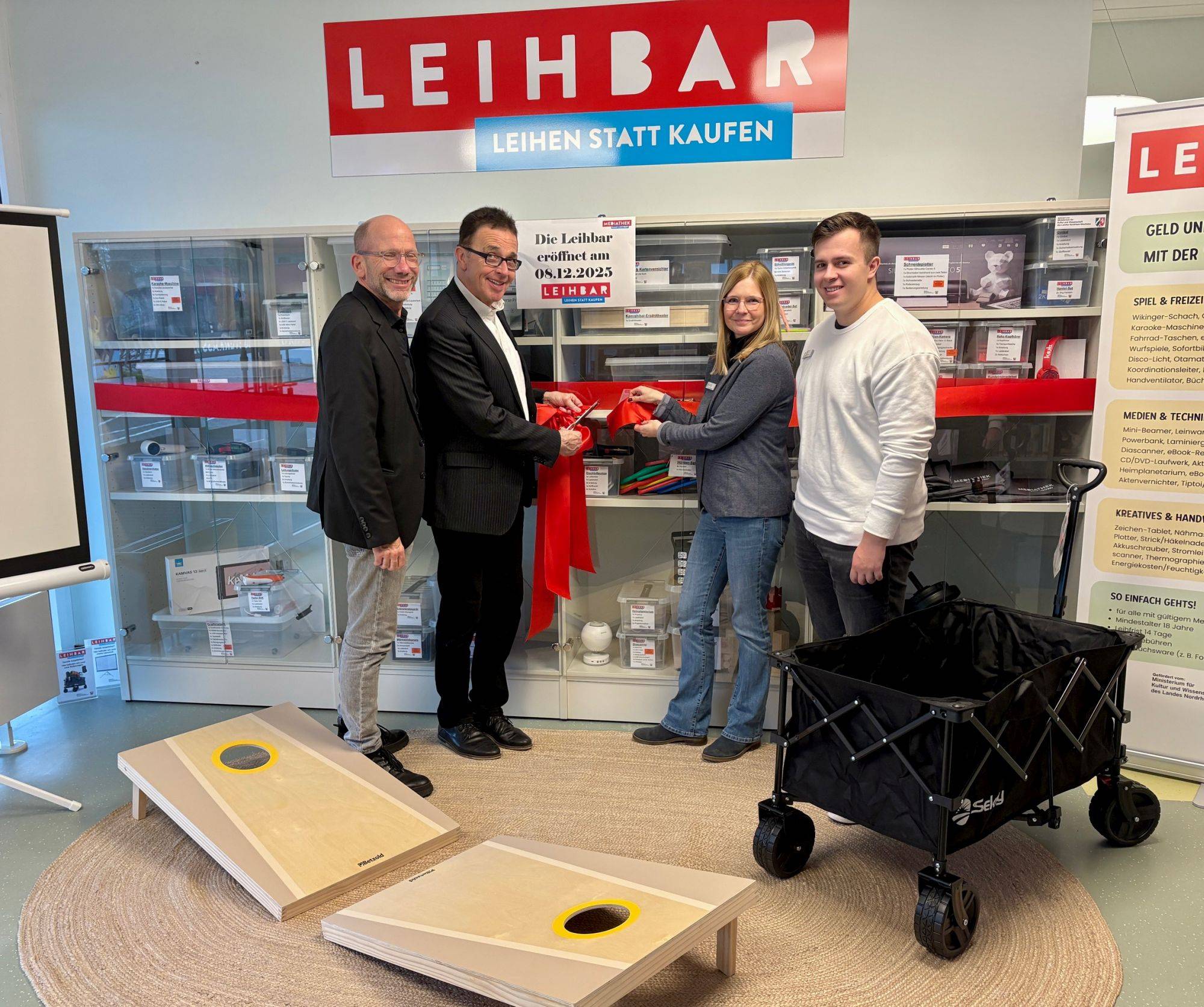  Stellten die Bibliothek der Dinge vor (v.l.): Dr. Christoph Müllmann (erster Beigeordneter), Bürgermeister Prof. Dr. Christoph Landscheidt, Yvonne Frericks (Amtsleitung Mediathek) und Alexander Dammann (Mitarbeiter Mediathek). 