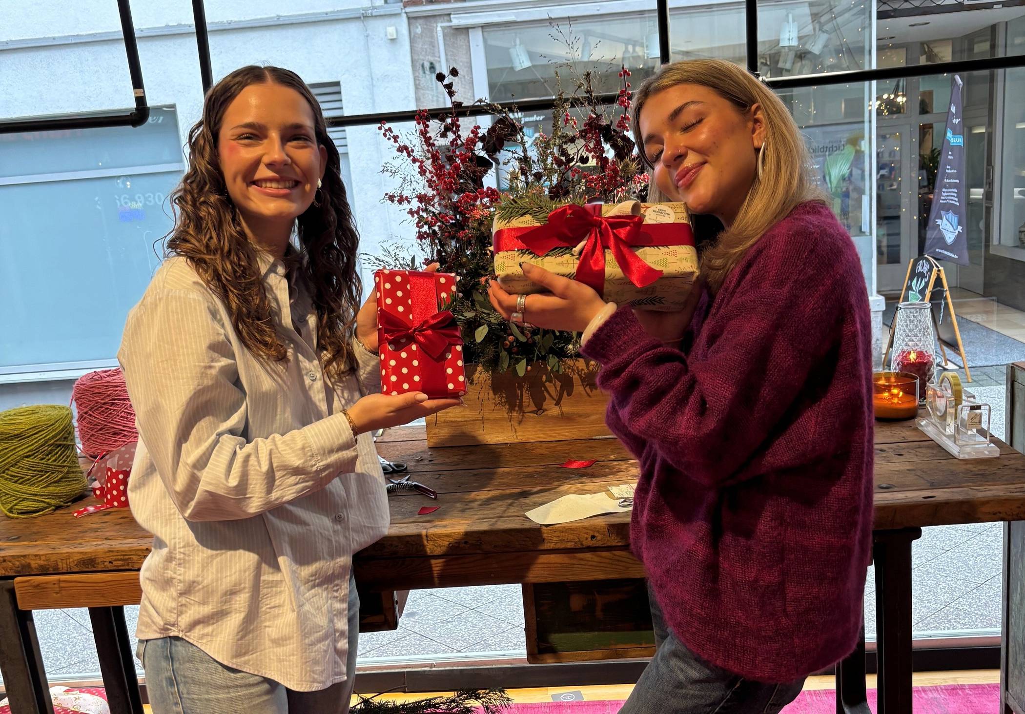  In der „Verpackbar“ der Werbegemeinschaft kann man die in der Krefelder Innenstadt gekauften Geschenke einpacken lassen - Spenden für die „Aktion Lichtblicke“ werden gern entgegengenommen. 