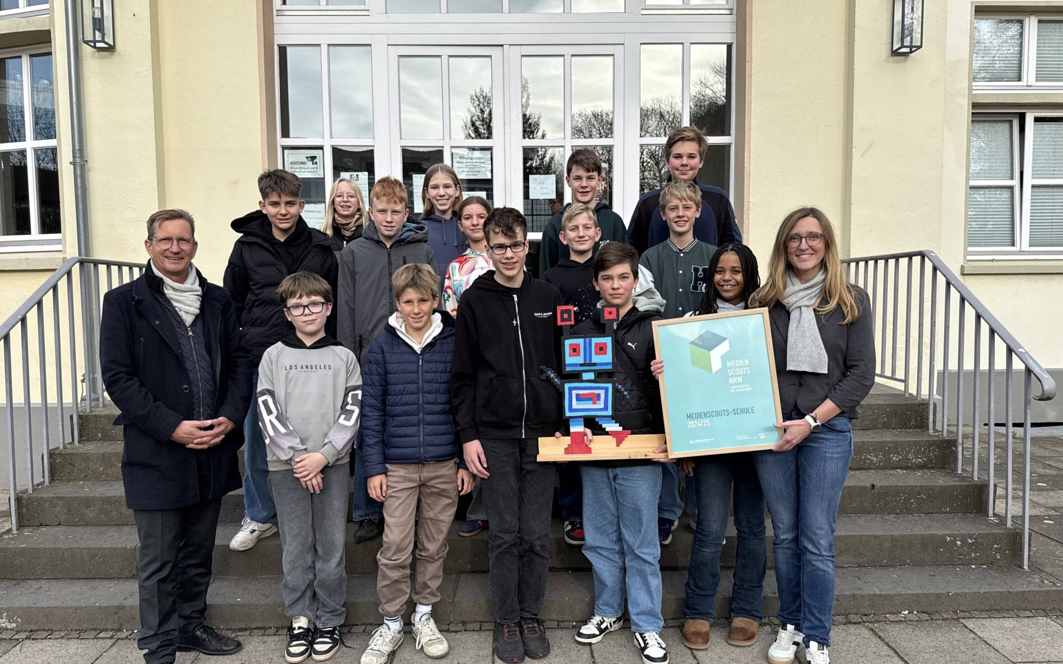Das St.-Bernhard-Gymnasium erhält Auszeichnung „Medienscouts-Schule 2025“.  
