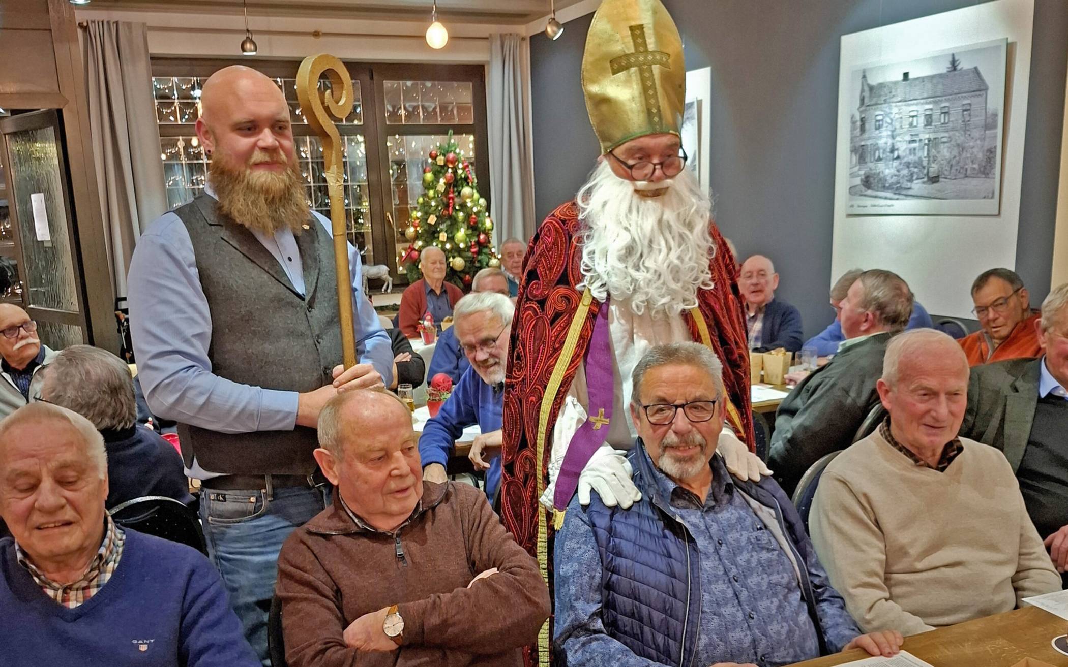 Der Nikolaus und sein Gehilfe Knecht Ruprecht (alias Jan I. Hillebrands) besuchten die Schützen bei der Seniorenfeier der St. Sebastianus Bruderschaft Schiefbahn. Foto: St. Sebastianus Bruderschaft Schiefbahn