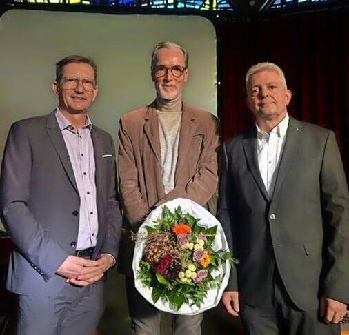  Peter Keup (Mitte) hielt am St. Bernhard Gymnasium einen Vortrag über seine Haft zu Zeiten der DDR. Über seinen Besuch freuten sich auch Andreas Päßler ( Schulleiter des St. Bernhard- Gymnasiums, links) und Manfred Linder (Stellvertretender Schulleiter). 