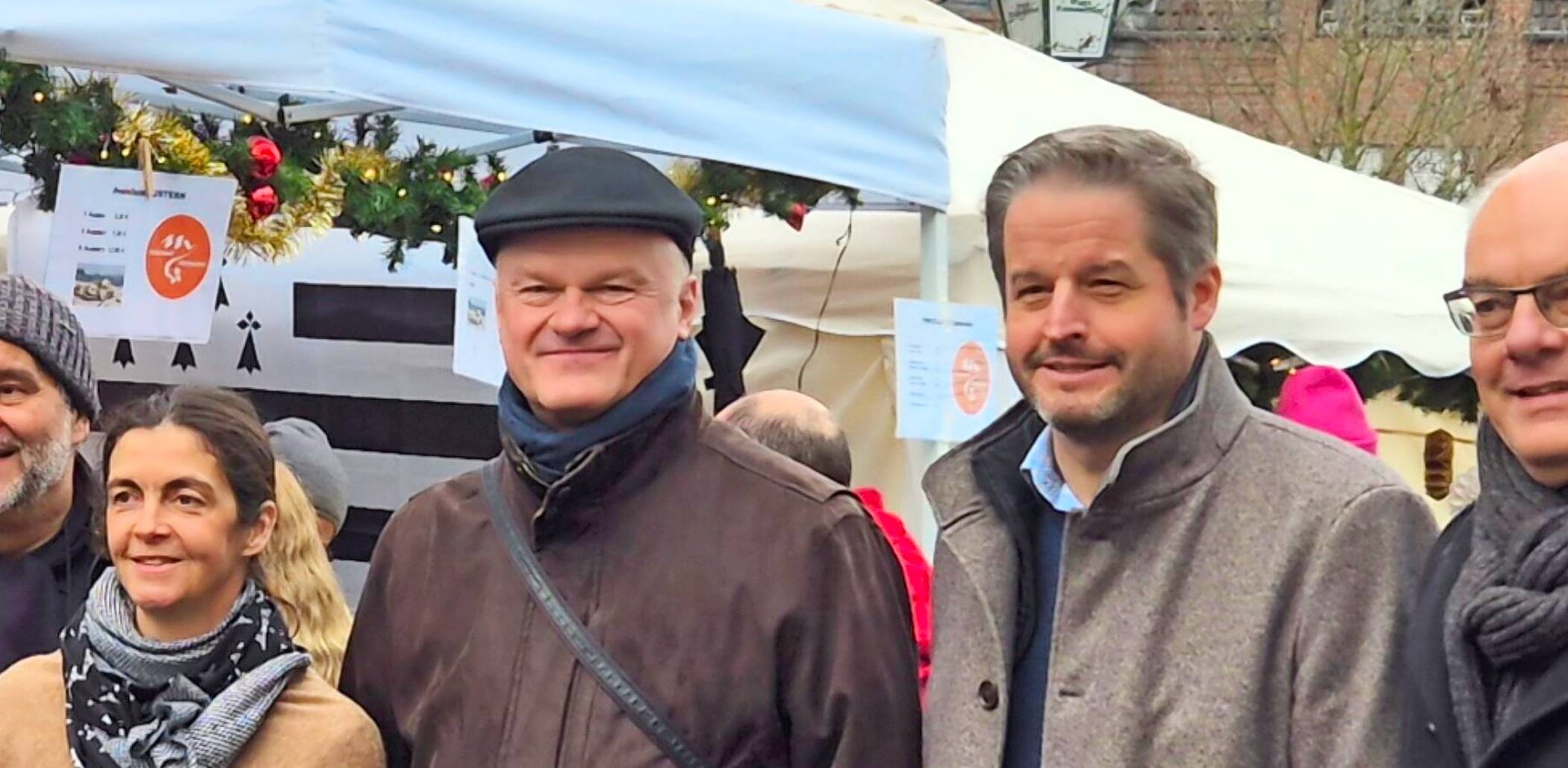 Austausch am Stand (v.l.): Oliver Keymis, Landtagsvizepräsident a.D., Simone Fuhrmann, Generalkonsul Étienne Sur, Bürgermeister Christian Bommers und Marco Rosenbaum. 