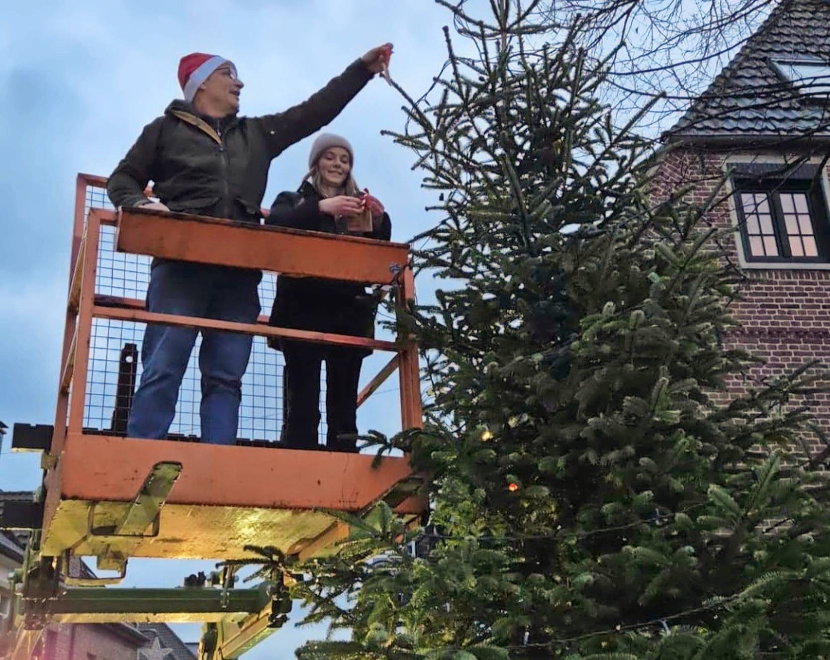  Schmücken vom Traktor aus: Bei der Aktion „Bügerbäumchen“ in Osterath beteiligten sich viele Schützen und Bürger. 
