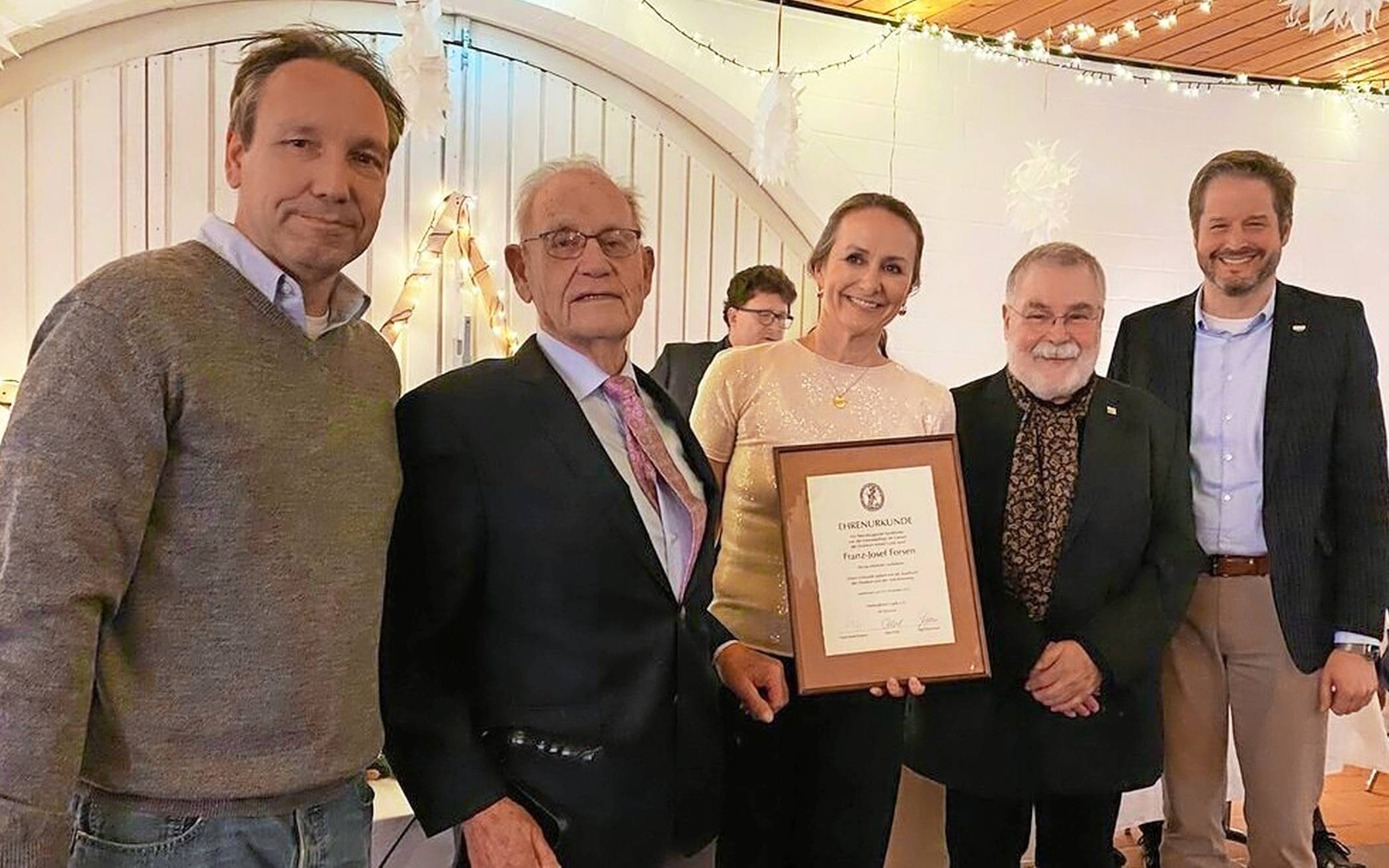 Preisübergabe in der Teloy-Mühle (v.l.): Jörg Wartchow (Heimatkreis), Preisträger Franz-Josef Forsen, Silke Felkl, Franz-Josef Jürgens (beide Heimatkreis) und Bürgermeister Christian Bommers. 