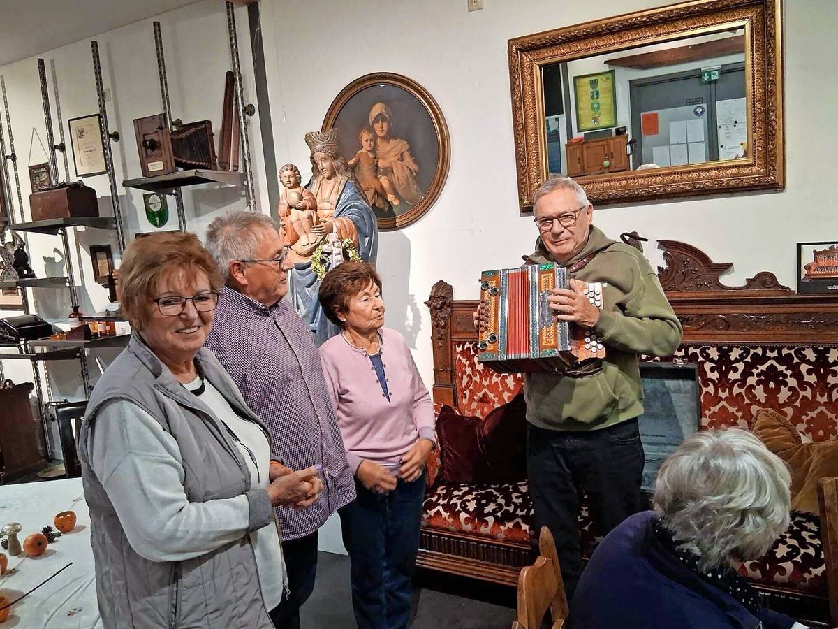 Wer kann eine steirische Harmonika spielen?