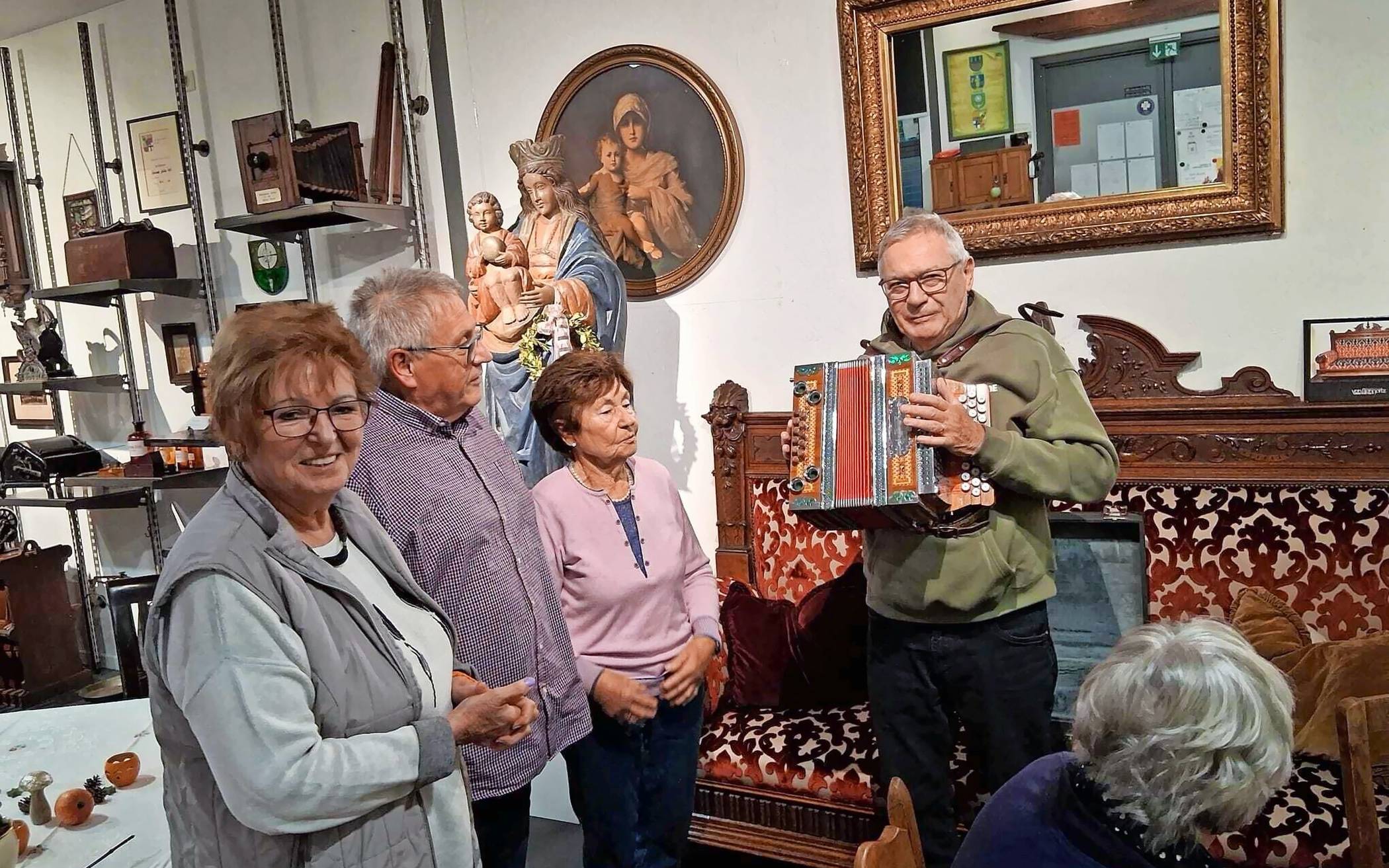 Übergabe der Harmonika durch Ursula Schmitz (Mitte) an Edith Max, Peter Borger und Ernst Kuhlen (von links).  