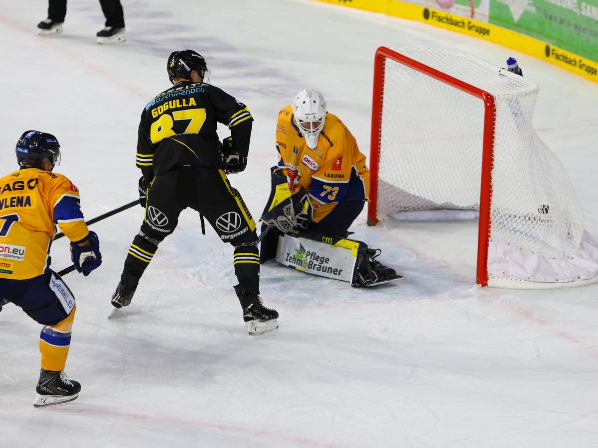 Pinguine gewinnen bei den Füchsen