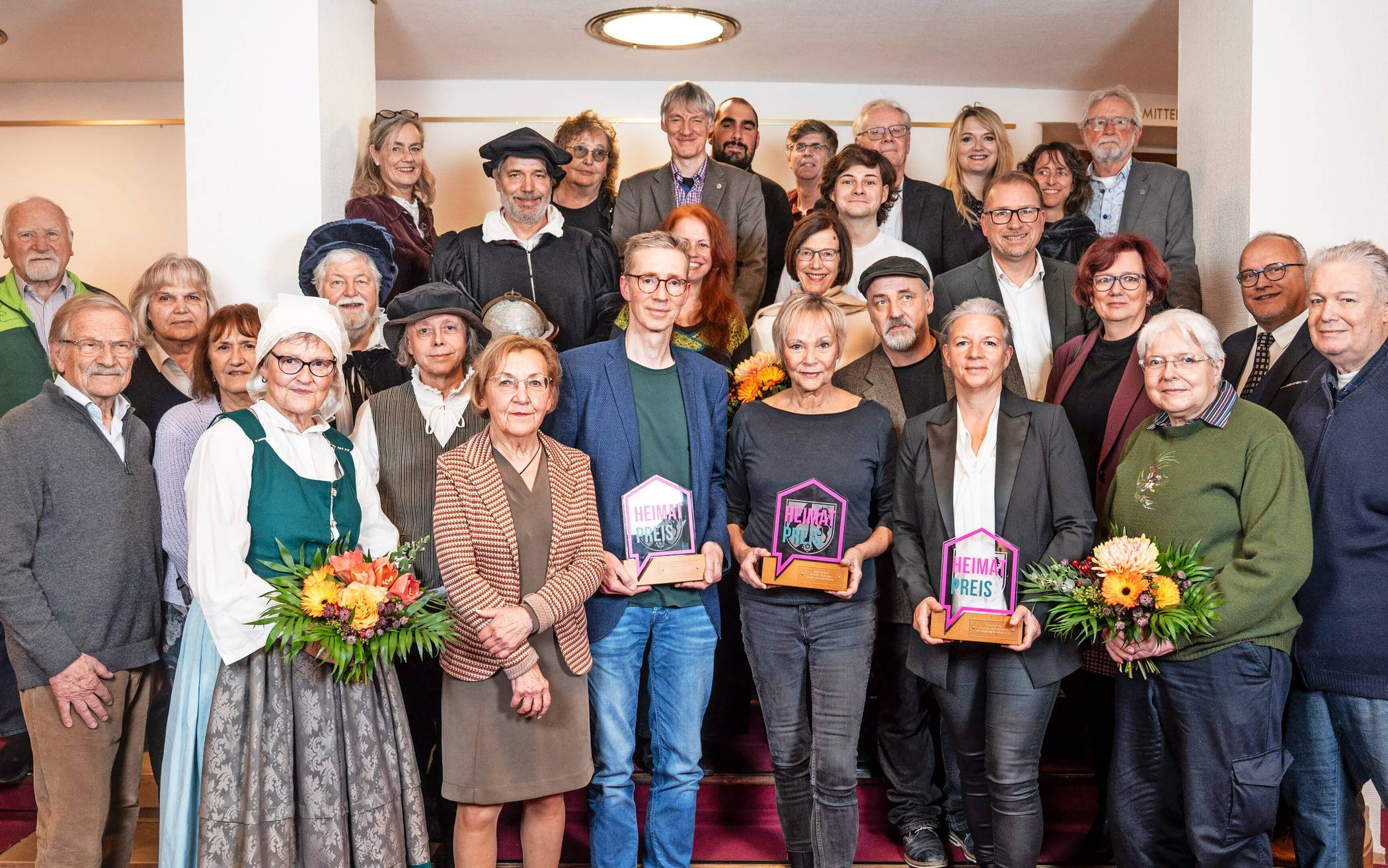  Die Preisträger Mercators Nachbarn, teilweise an den historischen Kostümen zu erkennen, vom Komma-Theater und vom Freundeskreis Damwildgehege mit Bürgermeisterin Edeltraud Klabuhn (vorne), Bürgermeisterin Sylvia Linn (2. Reihe) und Kulturdezernentin Linda Wagner(ganz hinten bzw. oben) nach der Preisverleihung im Theater duisburg. 