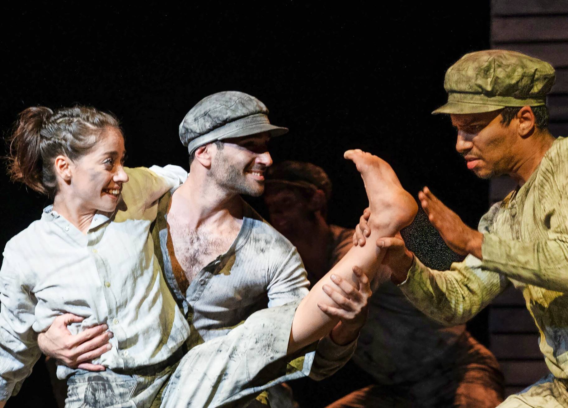 Emilia Peredo Aguirre (Clara), Yoav Bosidan