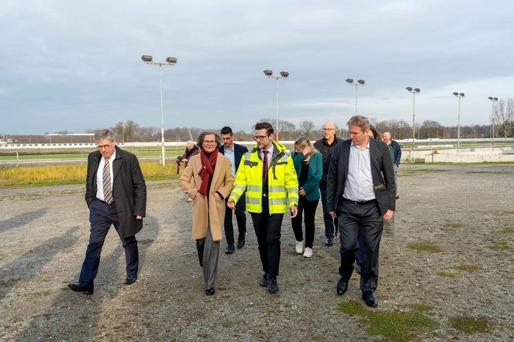 FörderbeMinisterin Ina Scharrenbach ( 2.v.l.vorne) und Oberbürgermeister Felix Heinrichs (3.v.l.vorne) beim Rundgang über das Areal.