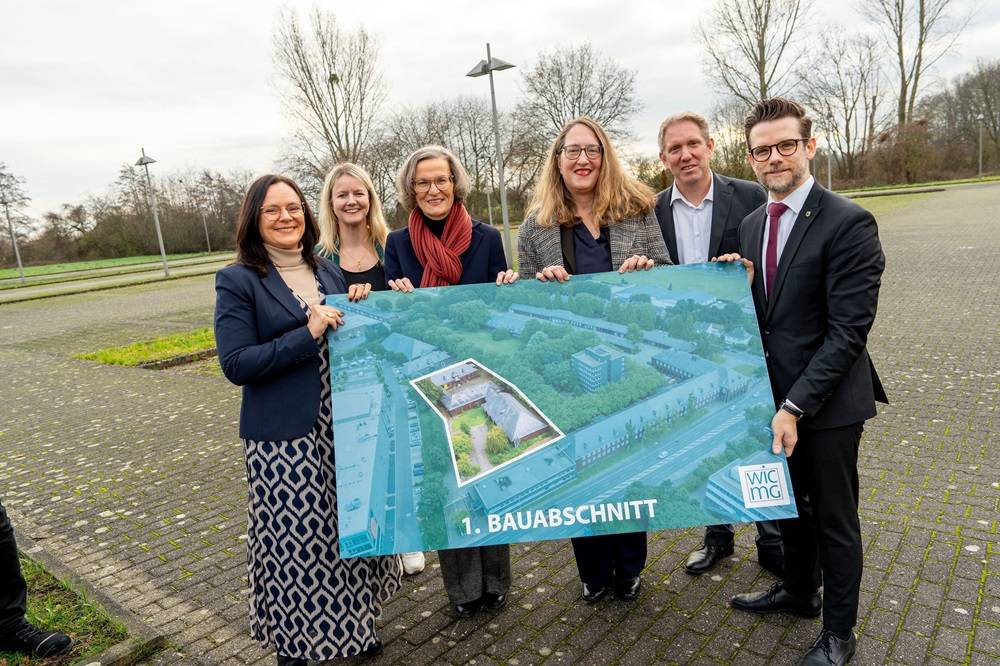 Ministerin Ina Scharrenbach (3.v.l.) überreichte den