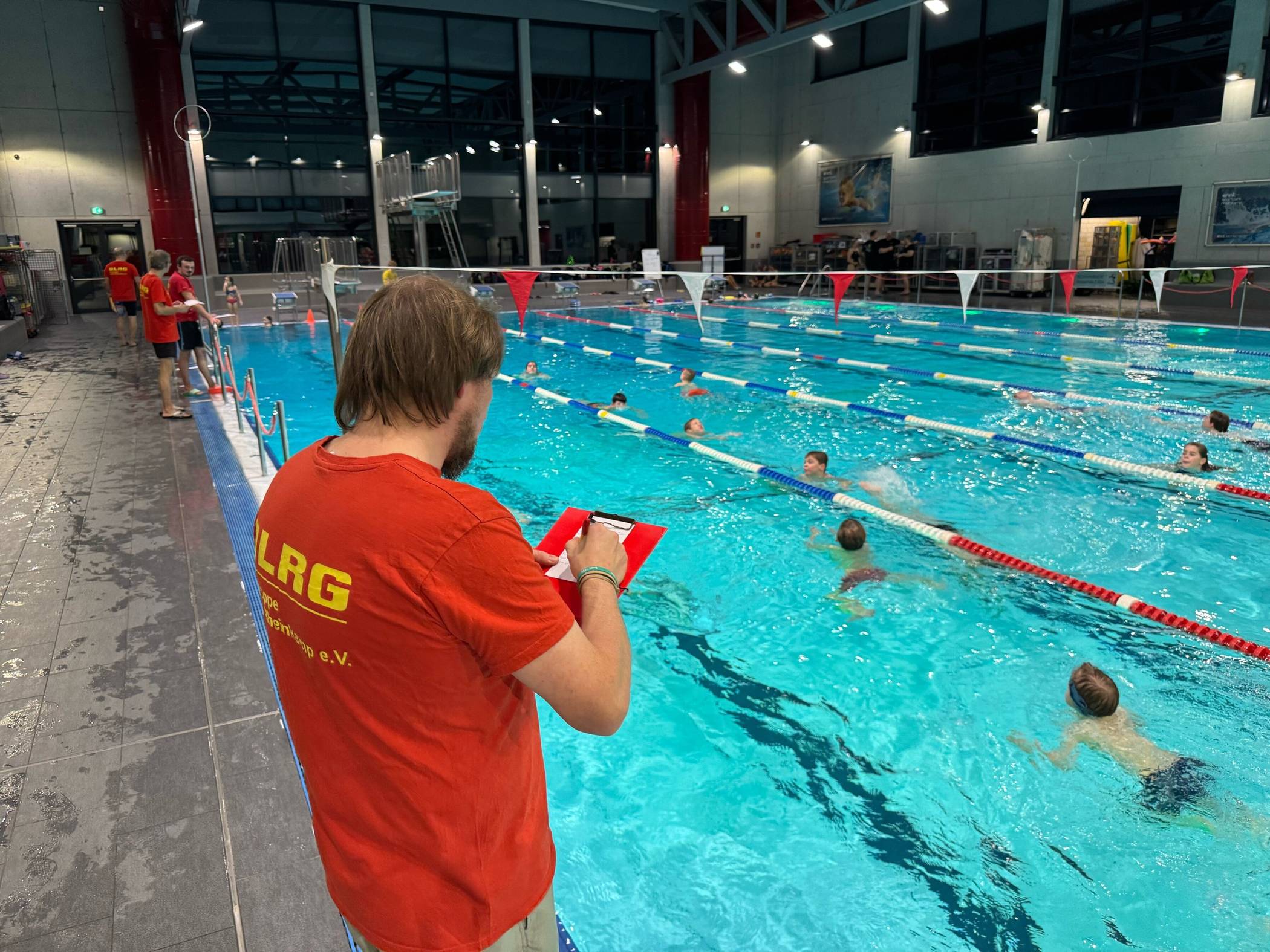 Die Teilnehmenden des Benefizschwimmens überzeugten mit starken sportlichen Leistungen und großem Durchhaltevermögen. 