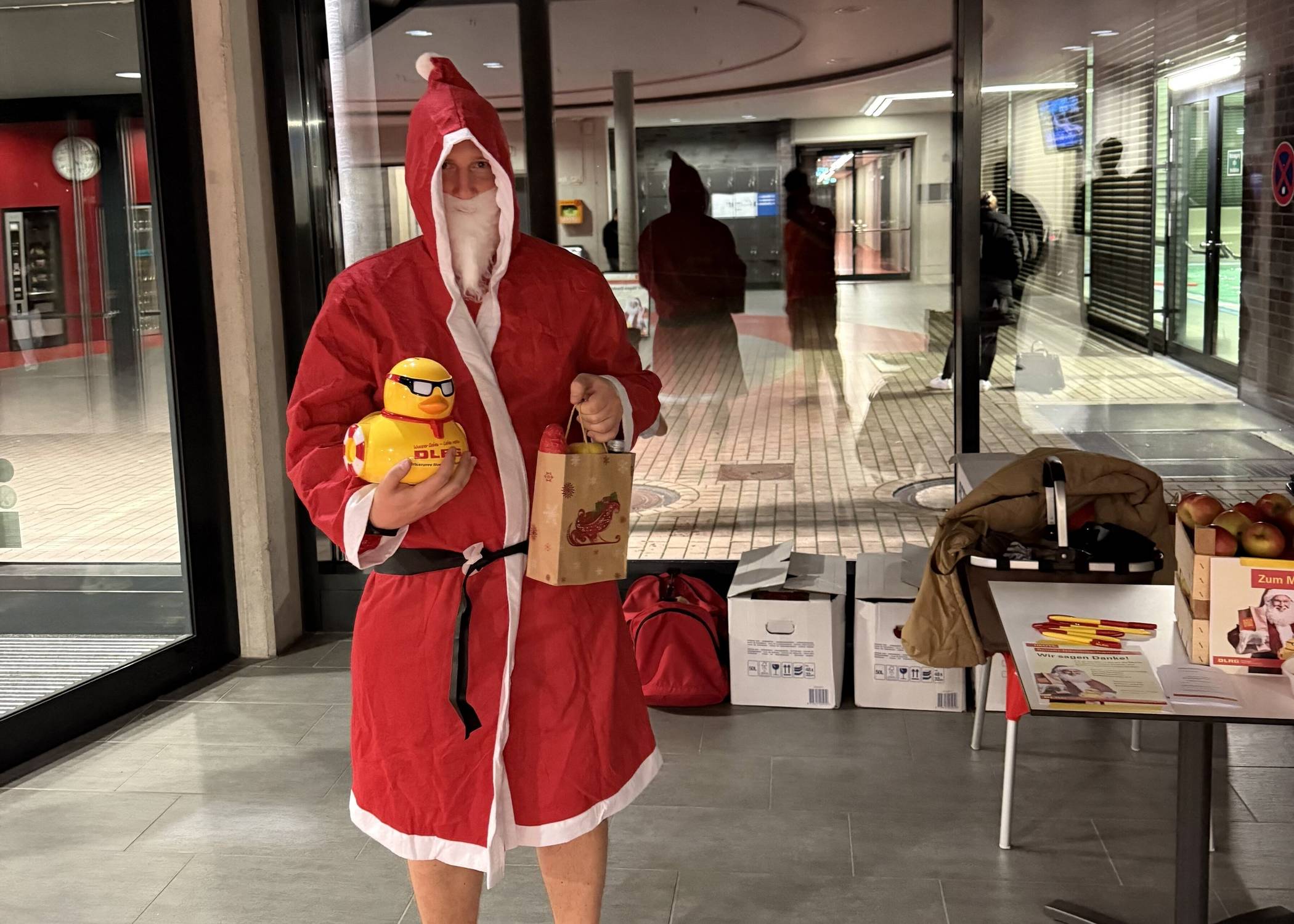  Der Nikolaus besuchte das Benefizschwimmen und brachte für alle Teilnehmenden eine kleine Aufmerksamkeit mit. 