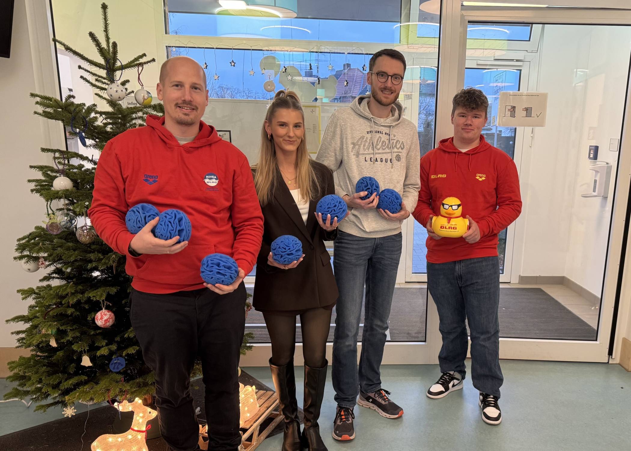 Sven Kattelans, Michelle Boß, Torsten Beckmann, und Leon Jochems bei der Spendenübergabe