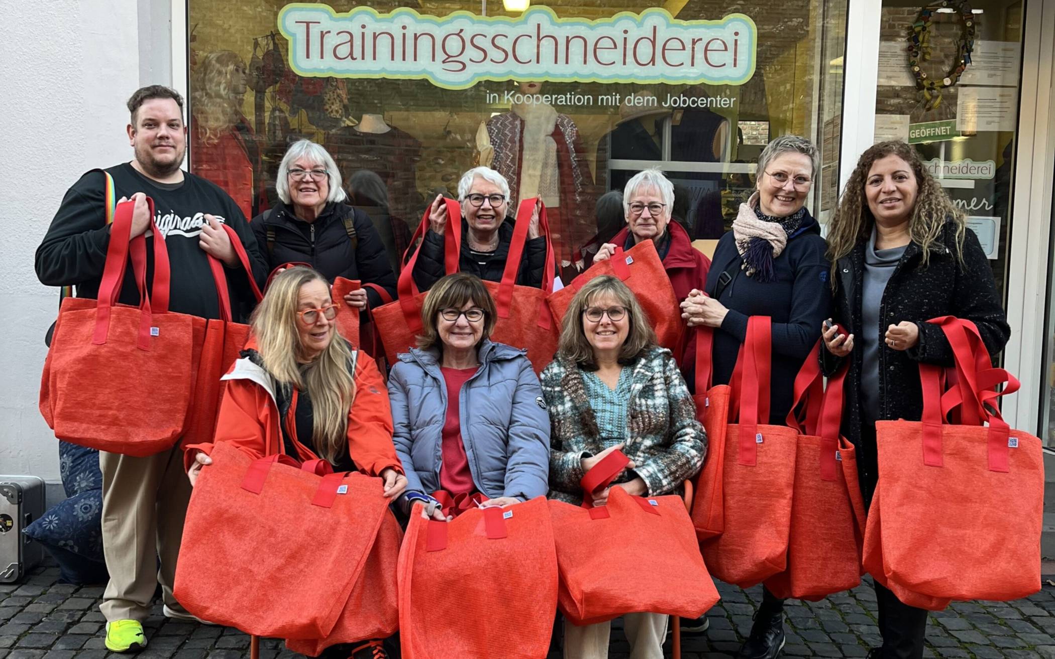 Zeigen ihre Workshop-Ergebnisse: Danuta Karsten (Künstlerin),