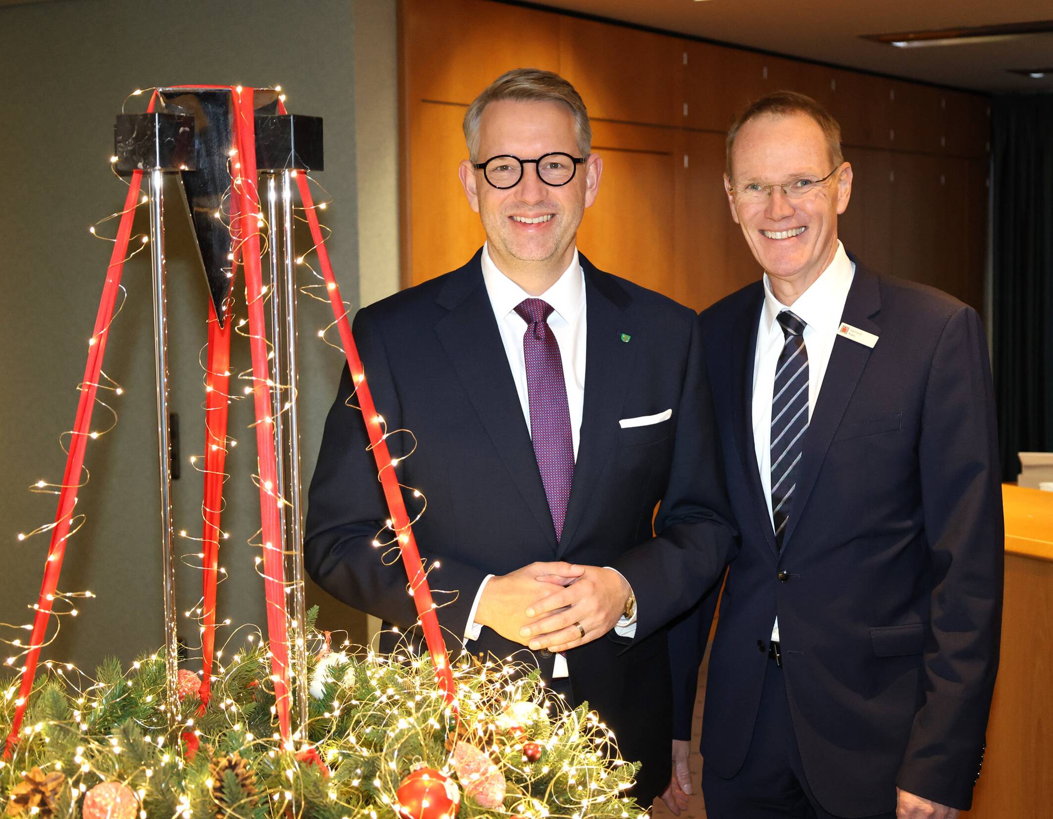  Landrat Ingo Brohl (links) und Gerhard Kaas von der Sparkasse sind der Vorsitzende und der Geschäftsführer der Stiftung Altenhilfe. In diesen Tagen erhielten 578 ältere Bürgerinnen und Bürger aus Moers von ihnen die Nachricht, dass sie eine Weihnachtsbeihilfe von je 40 Euro bekommen. 