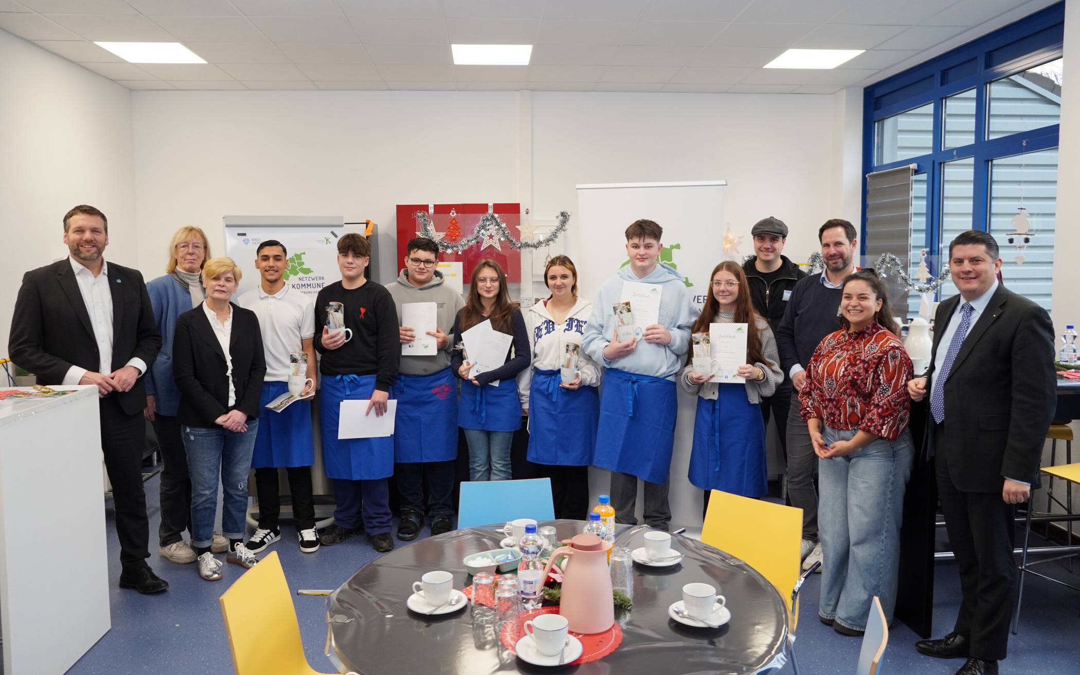 Bei der Übergabe der Urkunden (v.l.): Bürgermeister Benedikt Gisbertz, Angelika Feller (KreisSportBund Viersen), Schulleiterin Jutta Weidemann-Tigges, Schüler und (rechts außen) Ökotrophologin Ela Sürget sowie Landrat Bennet Gielen. 