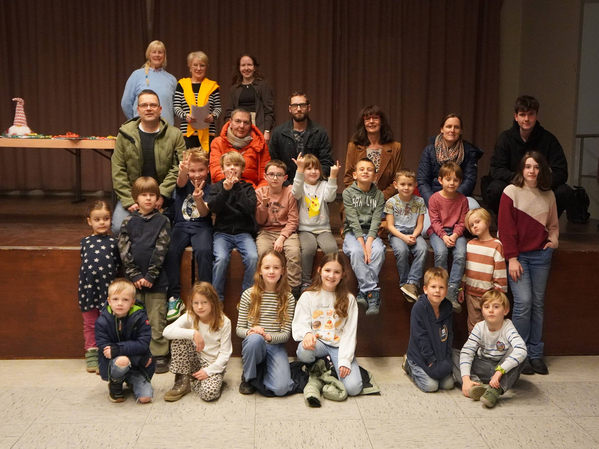  Die Kinder und Erwachsenen, die bei den Gewinnspielen gewonnen haben, sowie, in der hinteren Reihe von links, Marion Wintzen von der Trödel Oase, Waltraud Osterwald als Unterstützerin des städtischen Citymanagements und Hannah Burgner vom Citymanagement. 