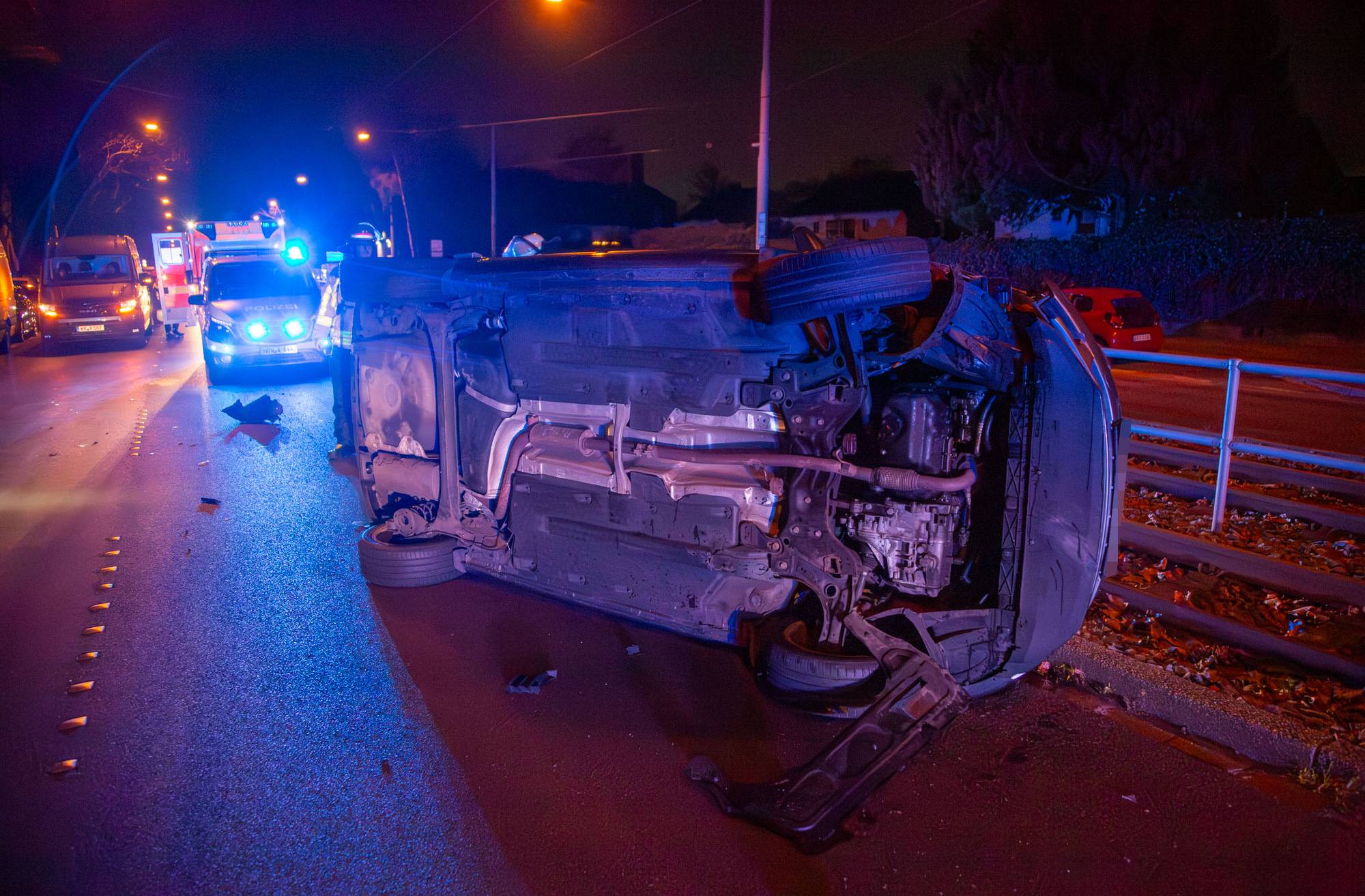Auto landet nach Kollision auf der Seite