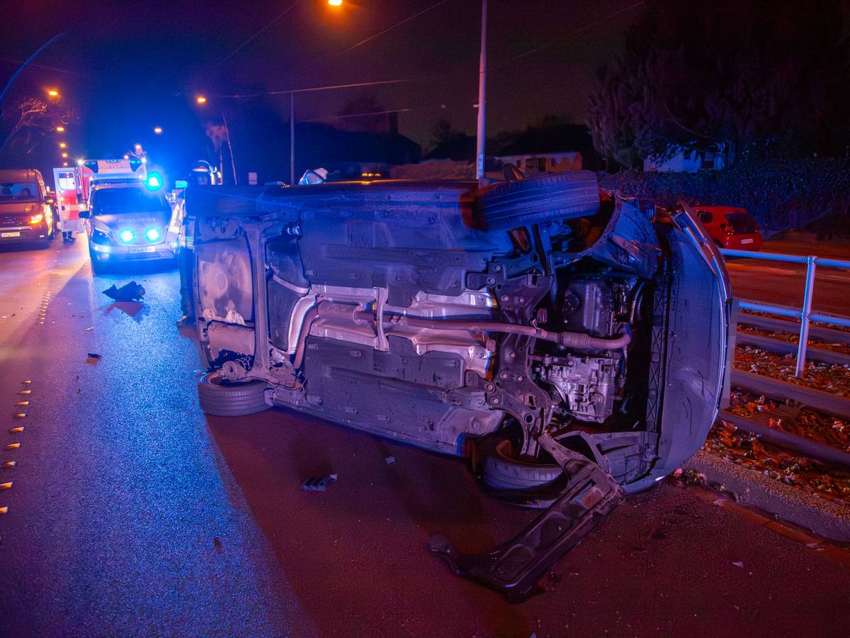 PKW landet nach Kollision auf der Seite