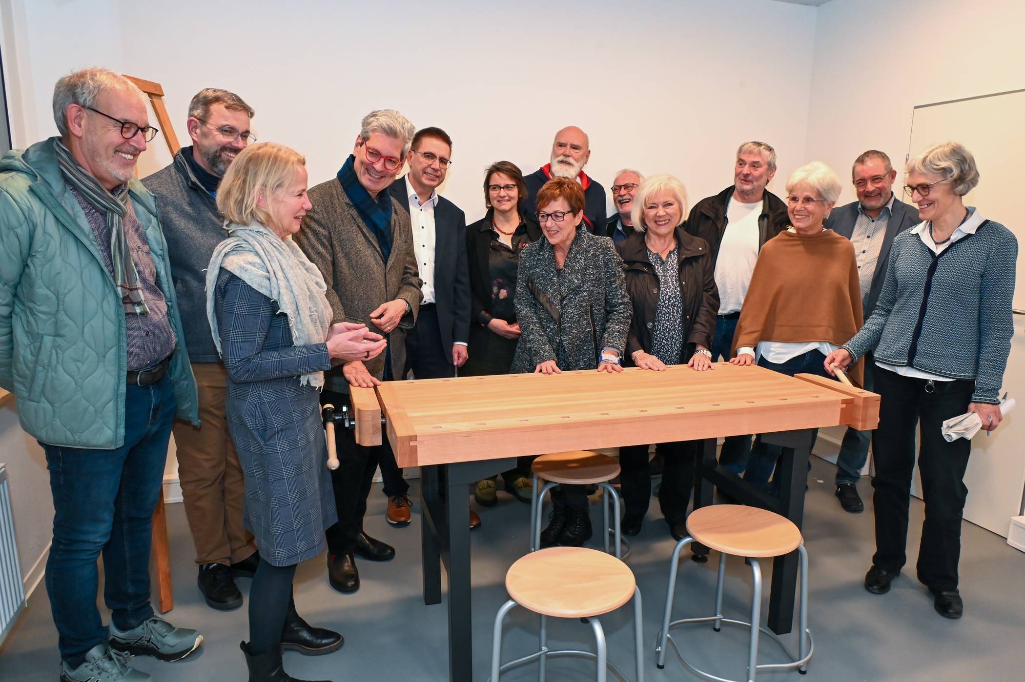  Menschen mit und ohne Behinderung können im neuen Paul Moor-Atelier zusammen künstlerisch-kreativ arbeiten. Schulleiterin Marion Middendorp (3. v. l.) erläuterte ehrenamtlich Engagierten aus der Region das inklusive Konzept.  