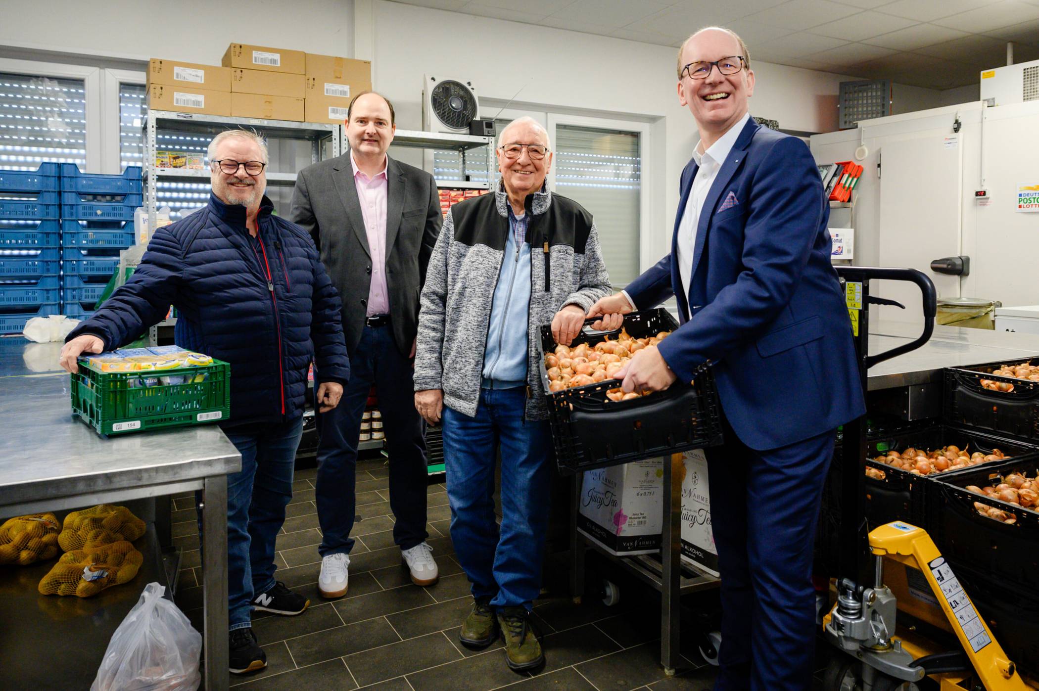 Franz D. Meurers, Vorstand der Volksbank Mönchengladbach eG (r.), hat einen Spendenscheck über 2.500 Euro an die ehrenamtlich organisierte Tafel übergeben. 