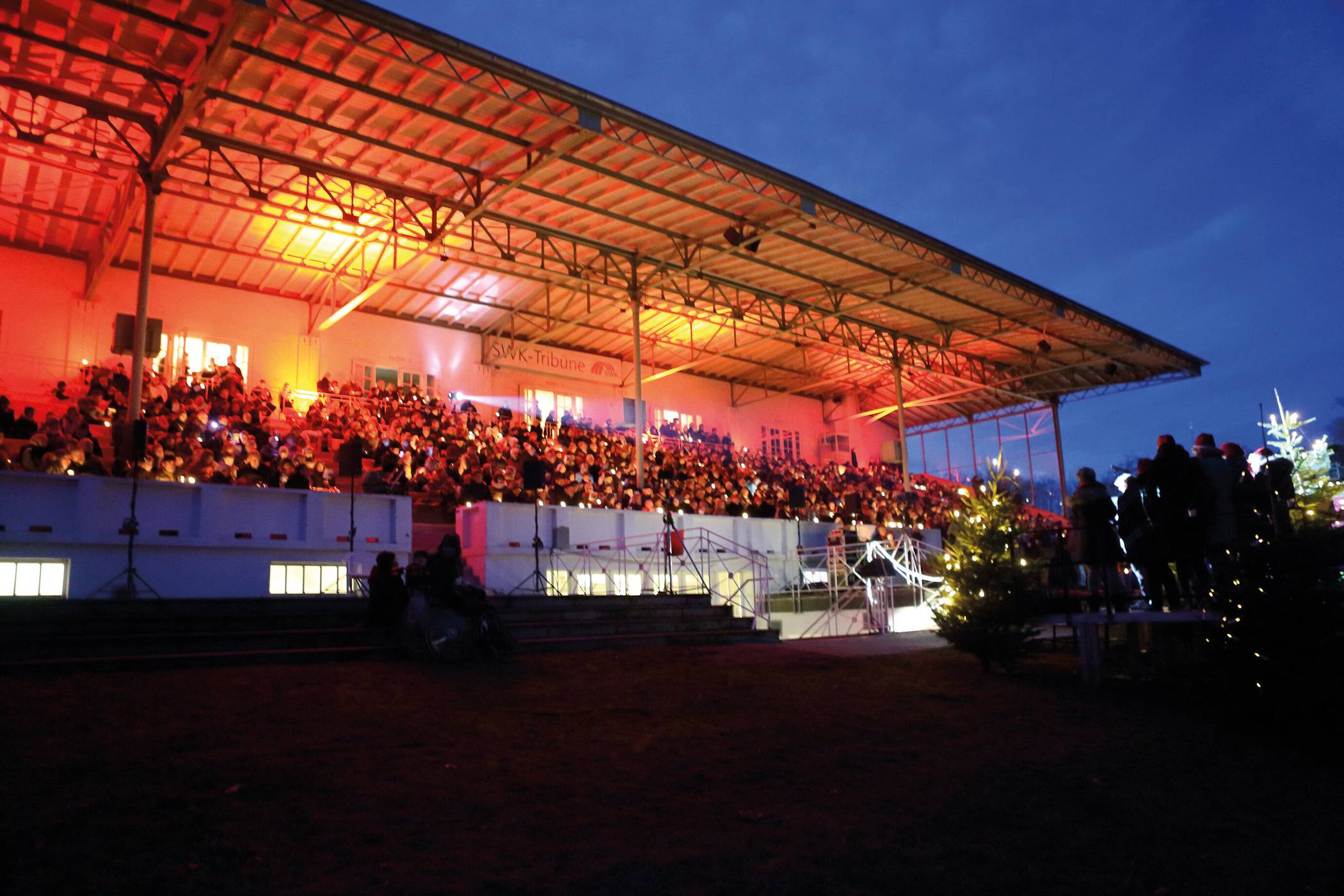  Zum Weihnachtssingen treffen sich auf der Krefelder Galopprennbahn alle Generationen. 