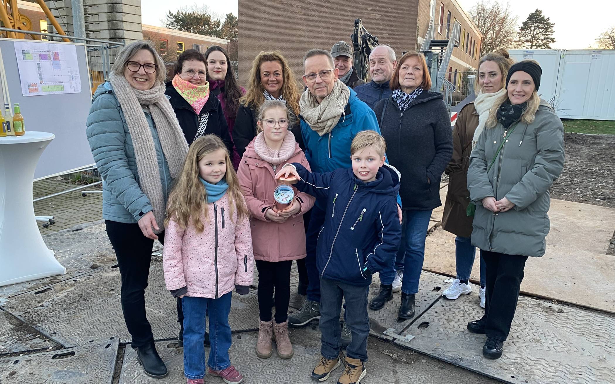 Bürgermeister Dirk Schauenberg (Mitte, blaue Jacke)