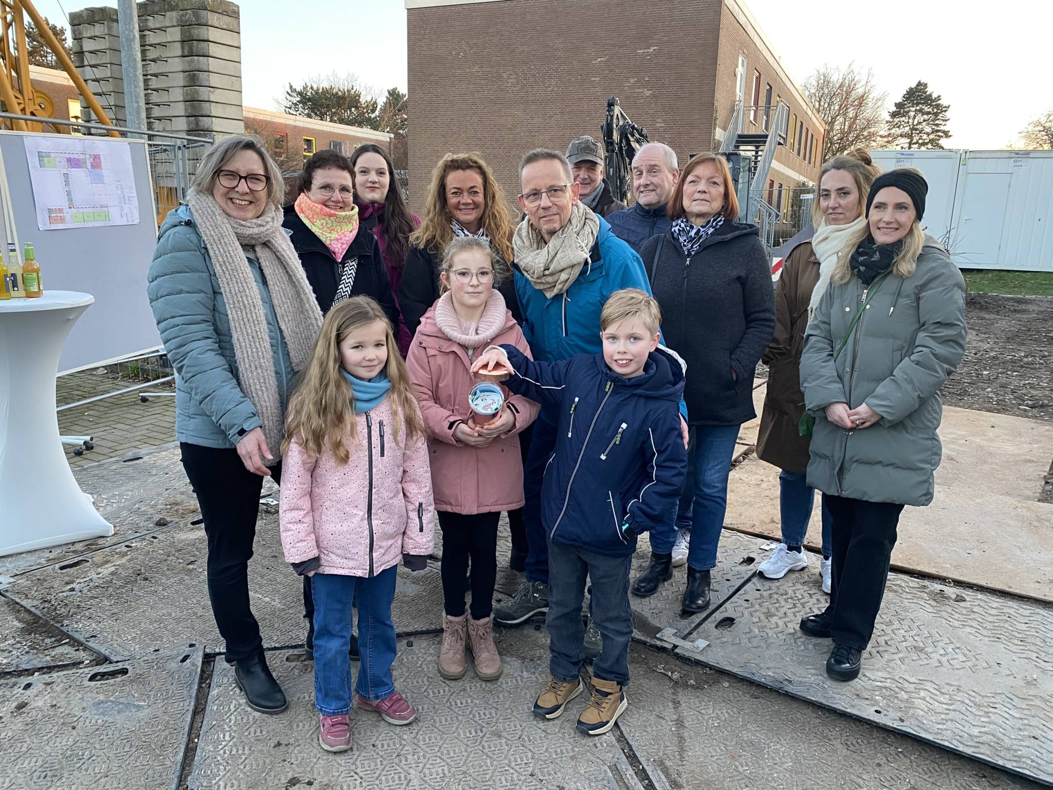  Bürgermeister Dirk Schauenberg (Mitte, blaue Jacke) mit Schulleiterin Stefanie Klein (l.) und den Schülern Levke, Sophia und Sam (vorne v.l.). Im Hintergrund Vertreterinnen und Vertreter des Stadtrates, (v.l.) Claudia Wilke, Diane Vormann, Elsa Bertz, Peter Waczynski, Roland Matzke, Käthe Bruckhaus, Maida Hasic, Taibe Qorri. 