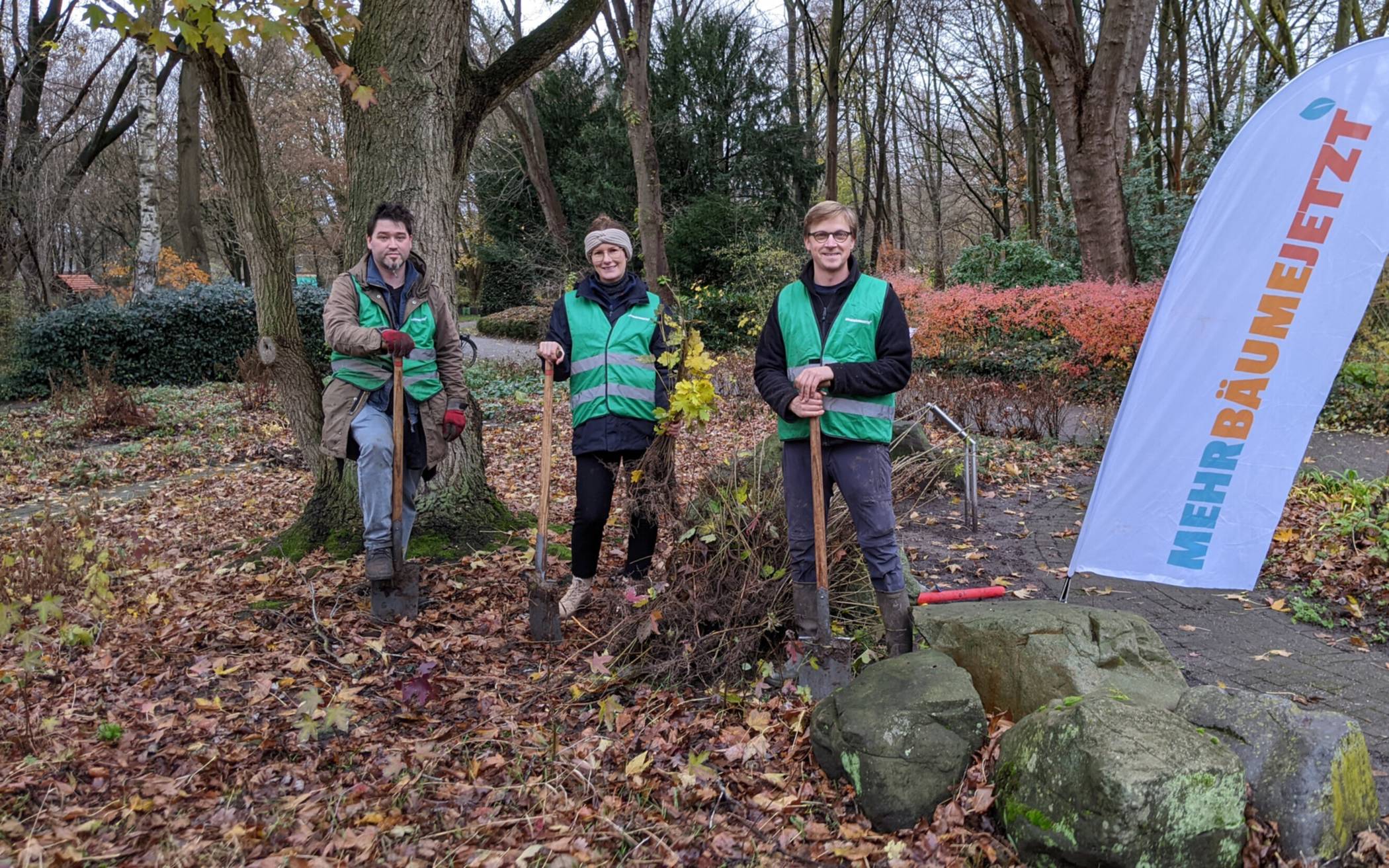 Erste Ernteaktion von „Mehr Bäume Jetzt“ (v.l.): Jan Robin Sofinowski (Mehr Bäume Jetzt), Julia Bauten (Kreis Viersen) und Paul Bickmann (Mehr Bäume Jetzt).