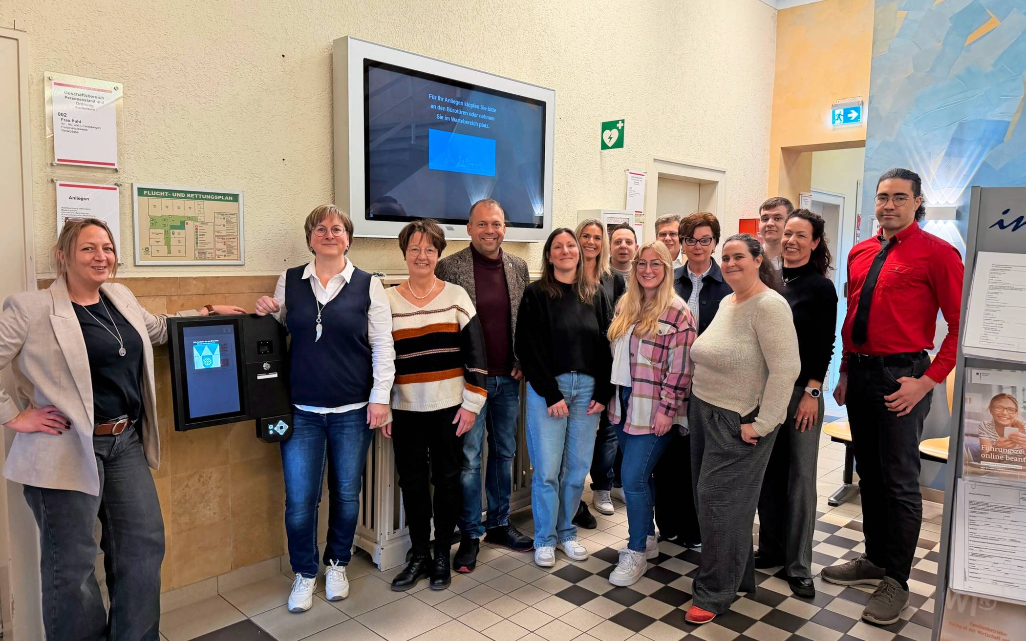  Bürgermeister Christian Pakusch (Mitte) besuchte jetzt die Teams der Stadtteilbüros. Foto: Stadt Willich  