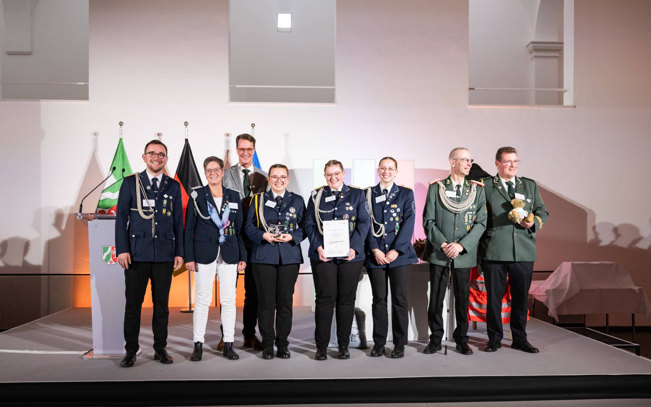 Ministerpräsident Hendrik Wüst mit den Geehrten