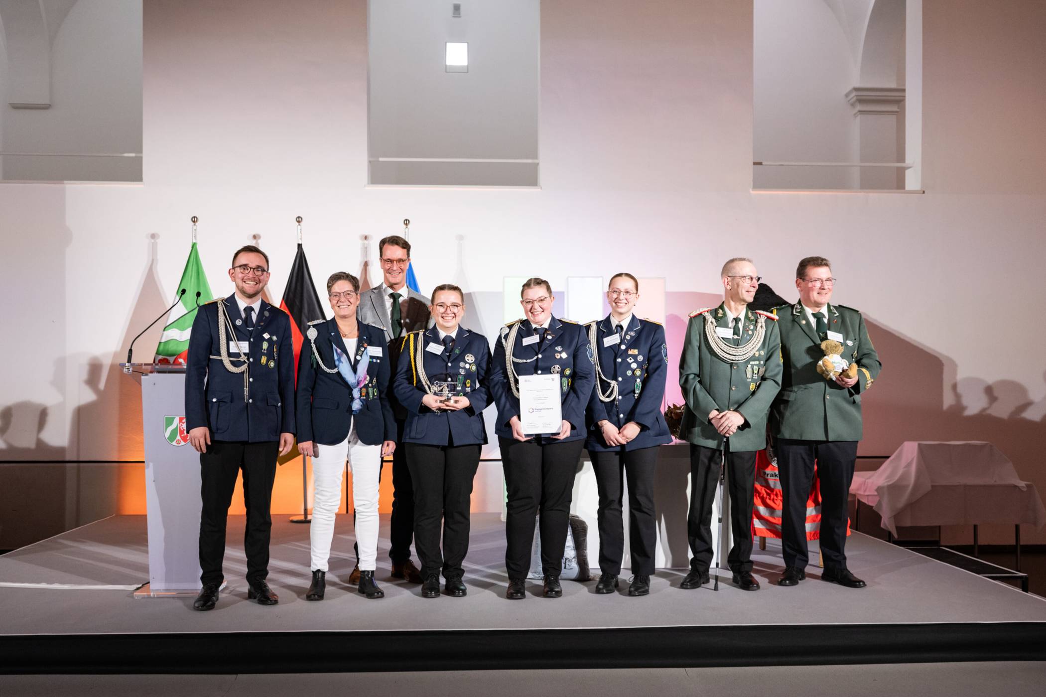  Ministerpräsident Hendrik Wüst mit den Geehrten der St. Josefs und St. Gereon Schützenbruderschaft Viersen. 