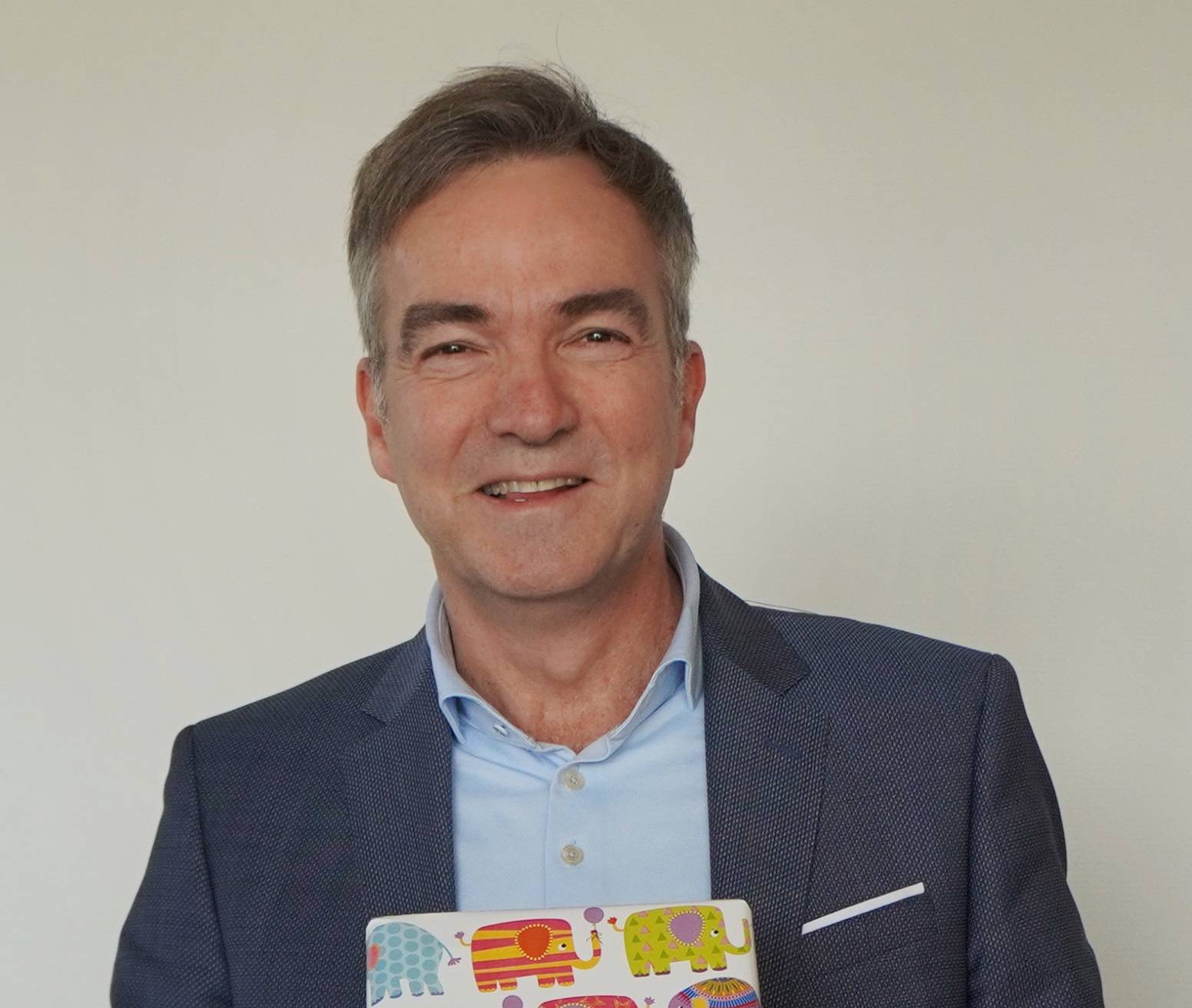  Bürgermeister Christoph Hopp mit den Buchgeschenken.  