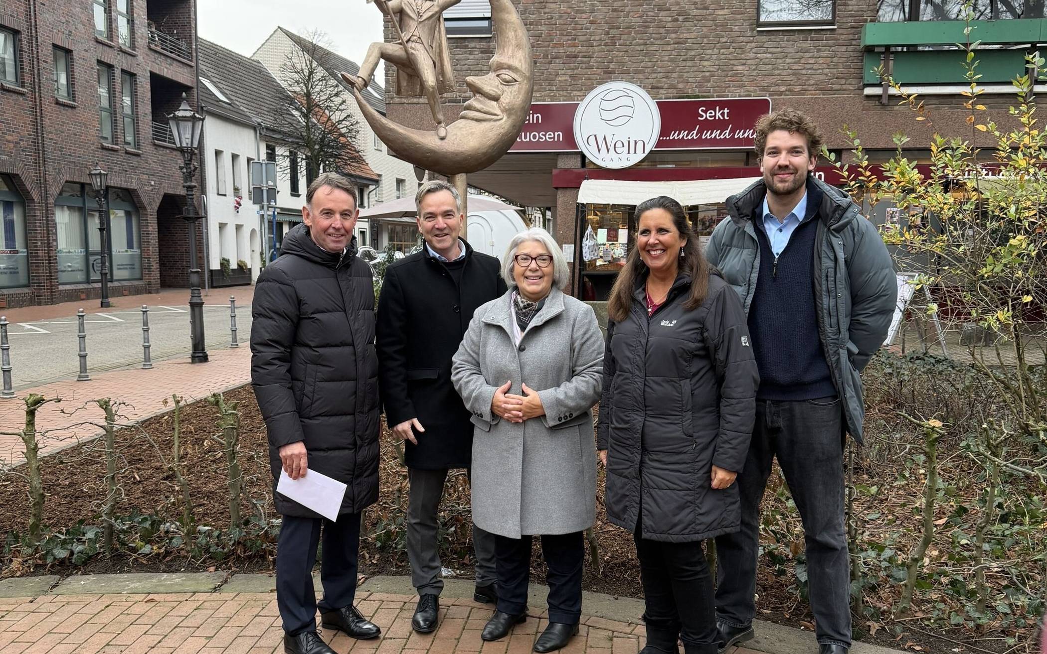  Bei der Vorstellung (v.l.): Stefan Vander (Sparkassenstiftung), Bürgermeister Christoph Hopp, Ramona Vahle-Bonsels (Vorsitzende VVV), Simone Gartz (Ortsbürgermeisterin Dülken) und Joscha Bender. 