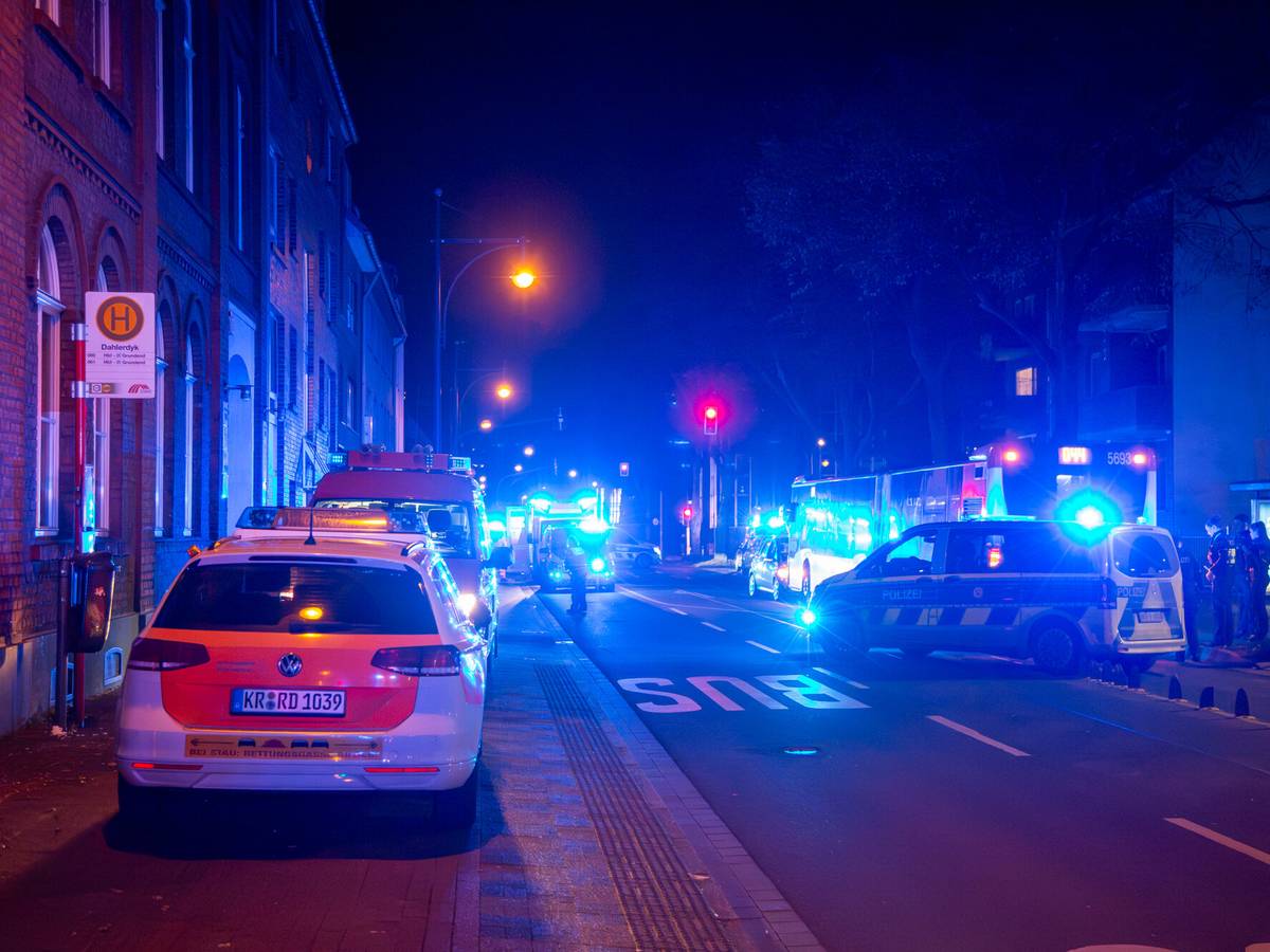 Mehrere Verletzte nach Frontalunfall - Pkw kracht in Linienbus