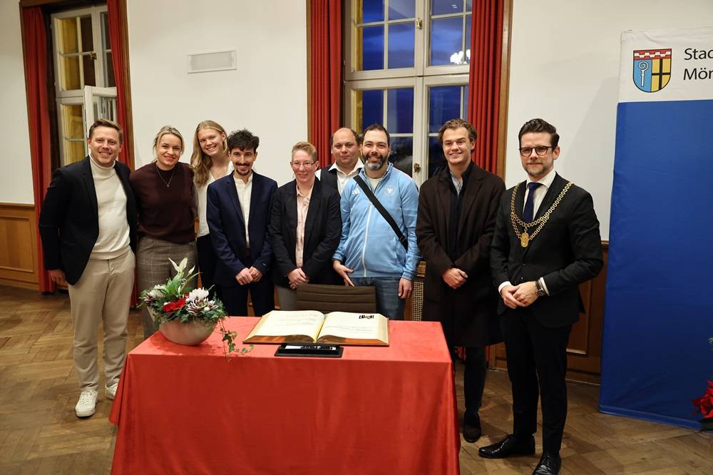 Mitglieder der jeweiligen deutschen Hockey-Nationalmannschaften der