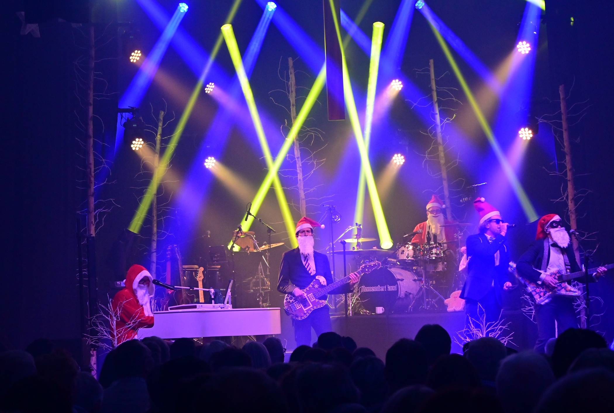  Die Bandmitglieder als „ZZTop-Weihnachts-Keks-Diebe“ – bei den ChristmasClassics ging es auch humorvoll und rockig zu.  