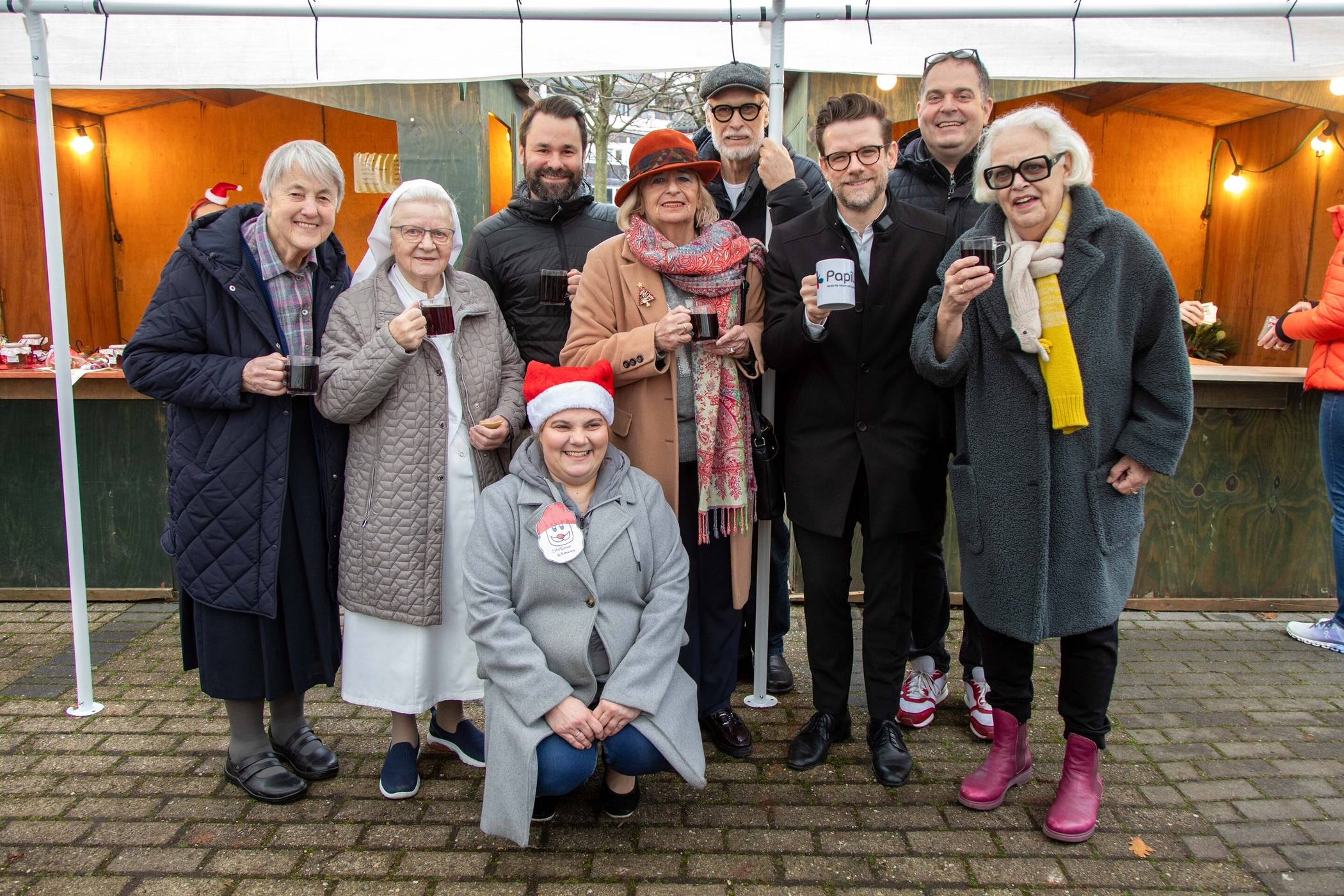  Papillon e.V. mit Oberbürgermeister Felix Heinrichs bei der Eröffnung des alljährlichen Weihnachtsbaumverkaufs. 