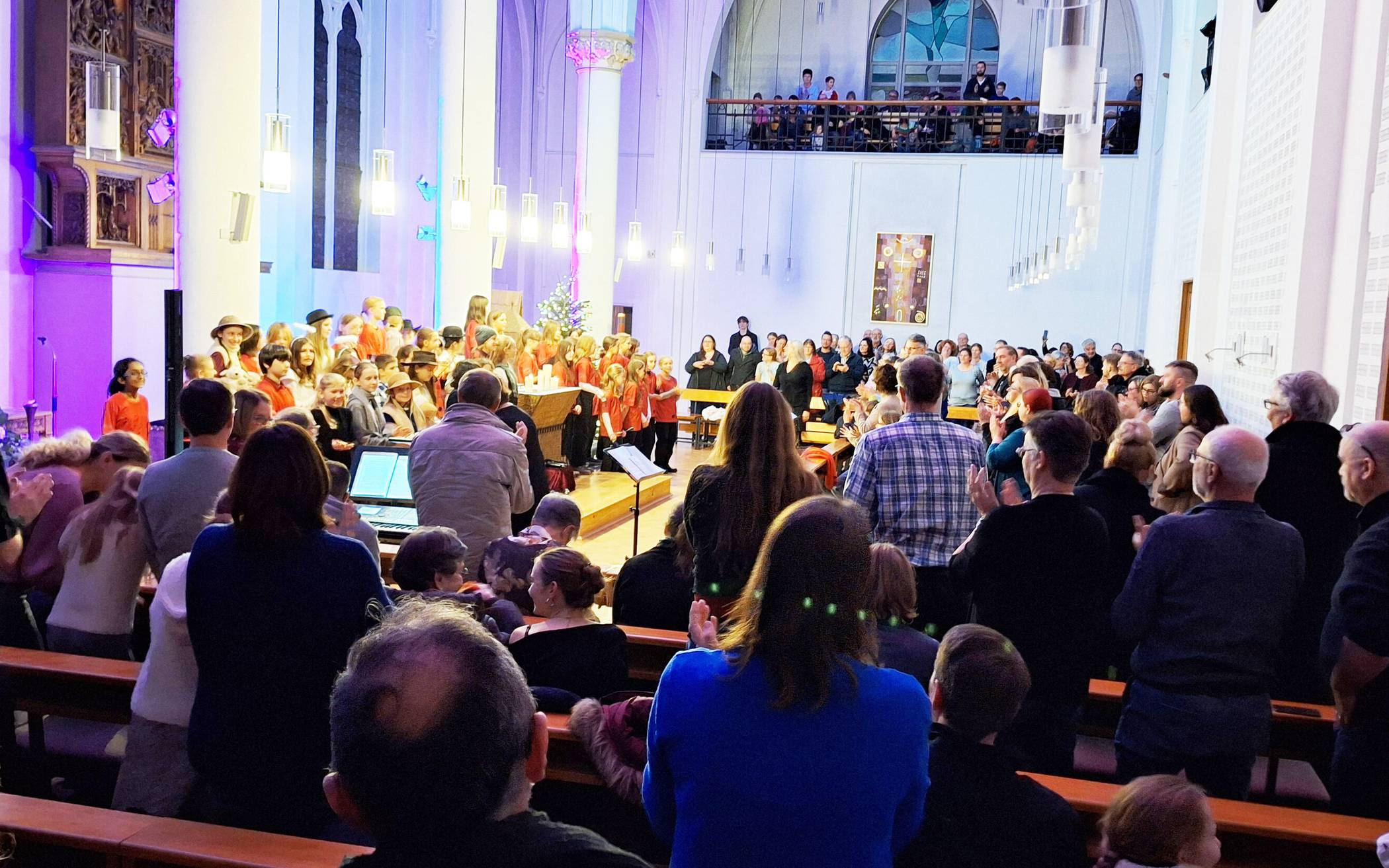 Schwarzes Schaf  im Betlehem-Stall  zelebriert Hip-Hop