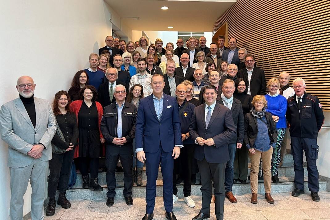 Bennet Gielen und Stefan Grunwald im Kreise der Spendenempfänger bei der Überreichung der Spendengutscheine. 